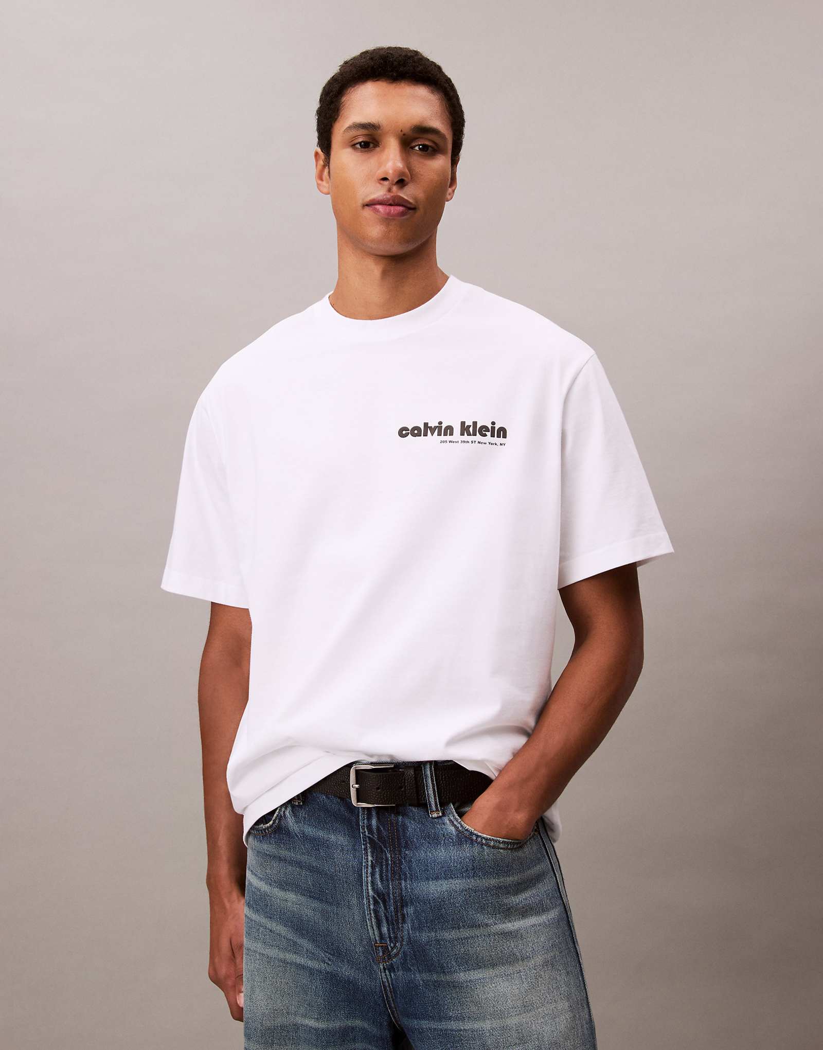 Белая футболка с логотипом Calvin Klein Jeans на левой стороне груди 15090₽