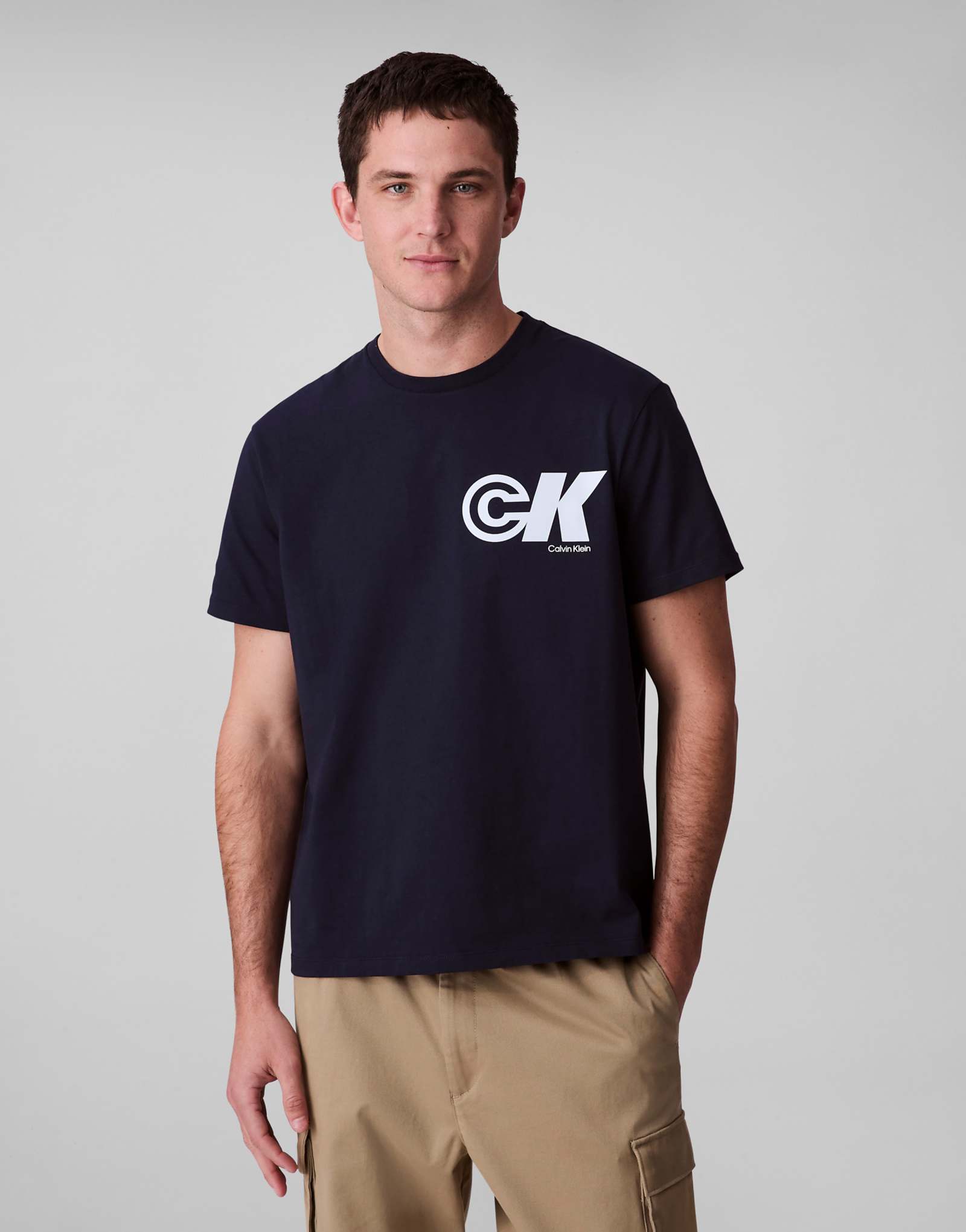 Темно-синяя футболка Calvin Klein Jeans с принтом ck на спине 12490₽