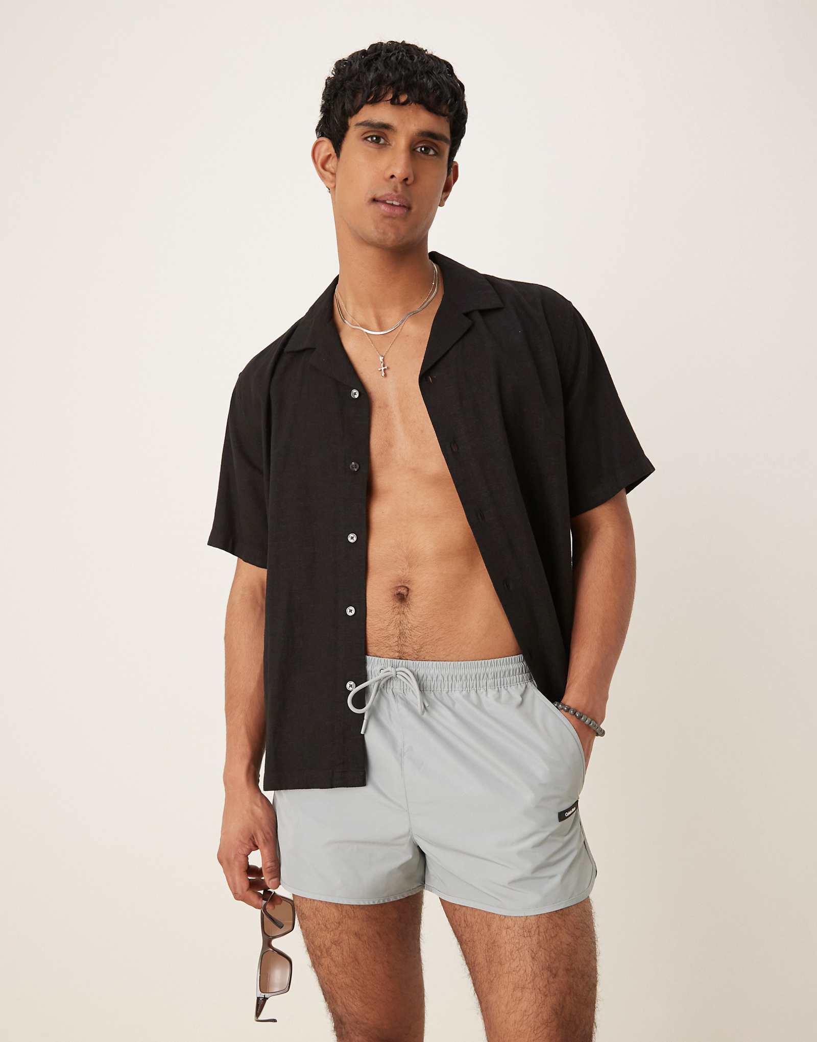 Плавательные шорты с логотипом Calvin Klein серого цвета 8390₽