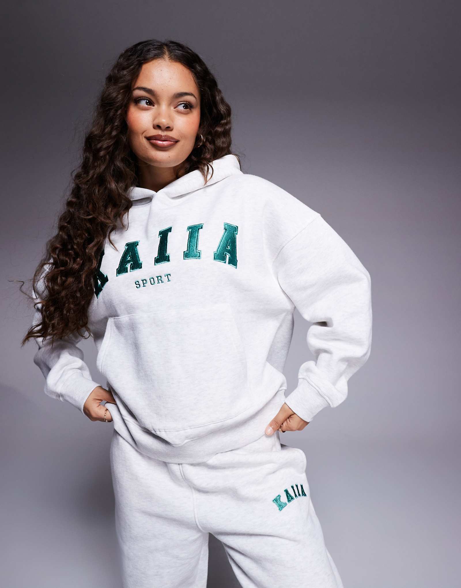 Толстовка с вышитым логотипом Kaiia Sport Petite из серого вереска - часть комплекта