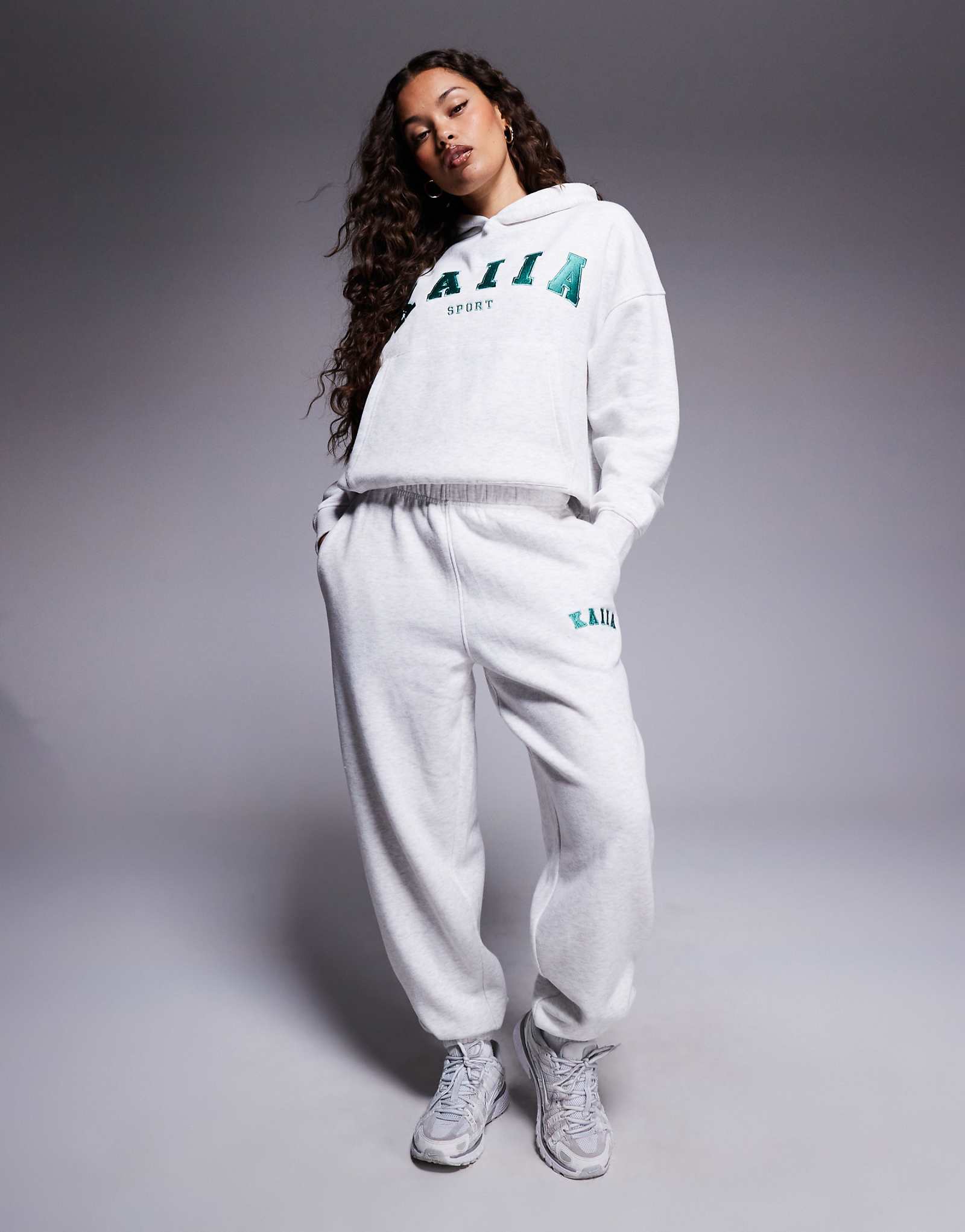 Спортивные брюки с манжетами и вышитым логотипом Kaiia sport Petite цвета вереска - часть комплекта