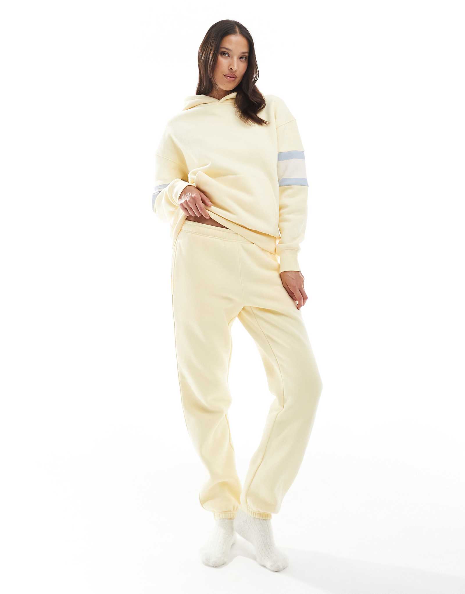 Спортивные штаны essential gym из хлопка на плюшевой подкладке цвета сахарного печенья - часть комплекта 4290₽