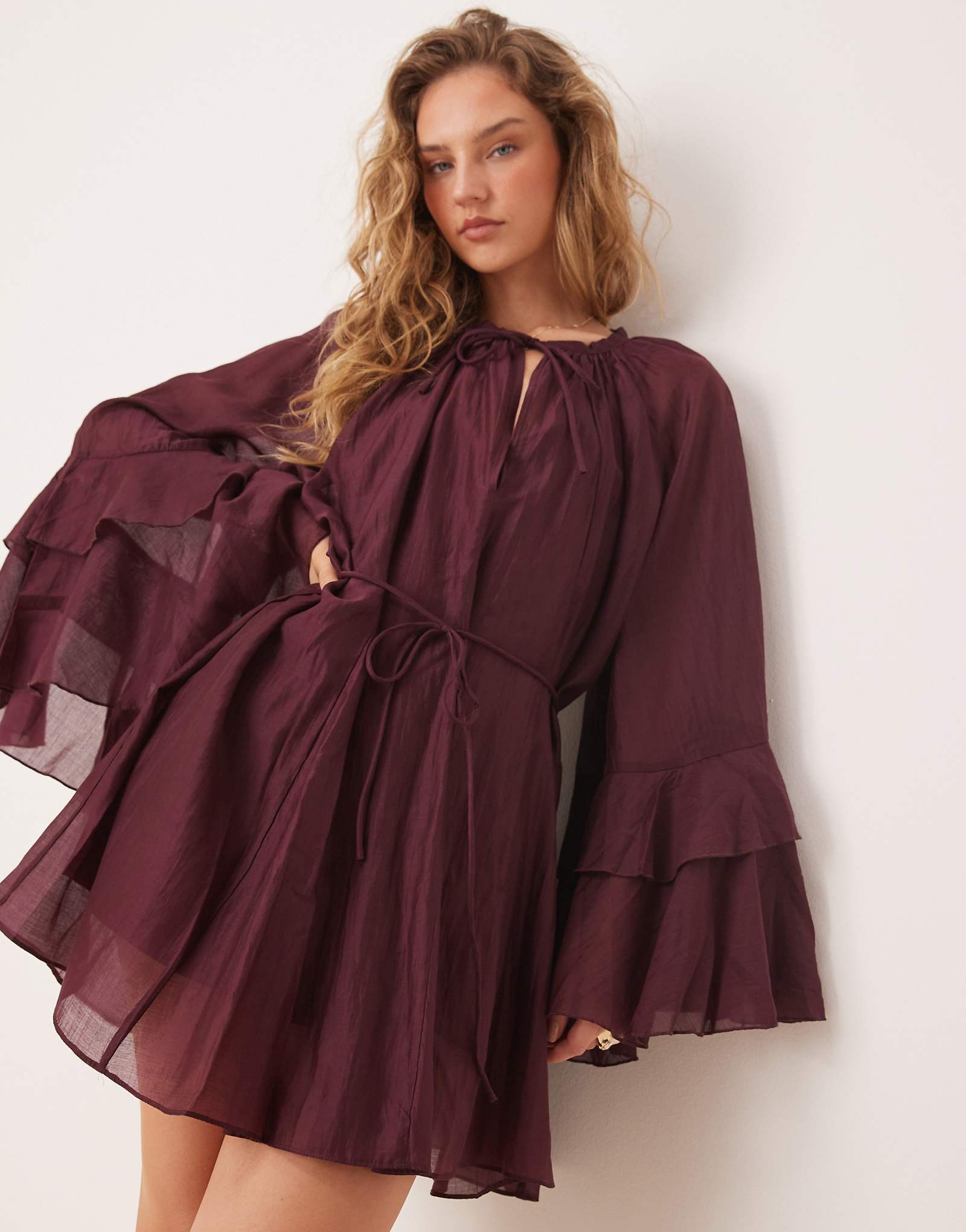 Гламурное шифоновое платье-накидка в стиле бохо с оборками бордового цвета