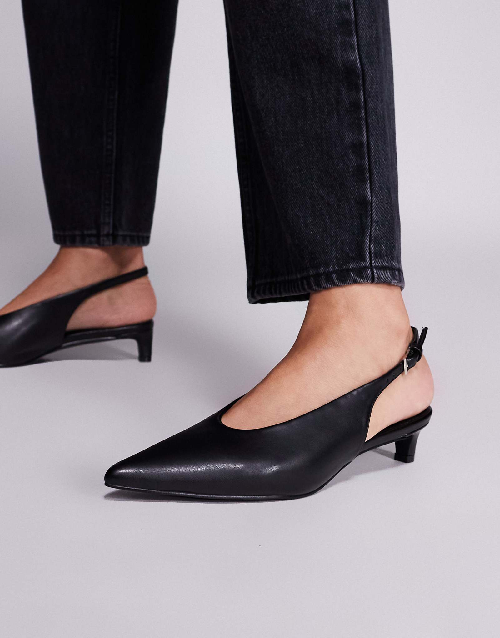 Туфли на высоком каблуке Saskia slingback черного цвета на высоком каблуке в виде котенка 8190₽