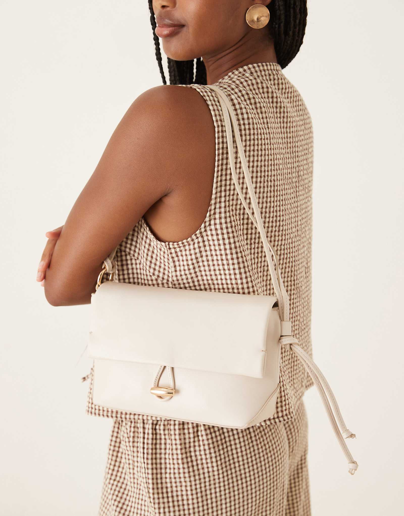 Элегантная ручная сумка Mango с золотой застежкой из слоновой кости 14290₽