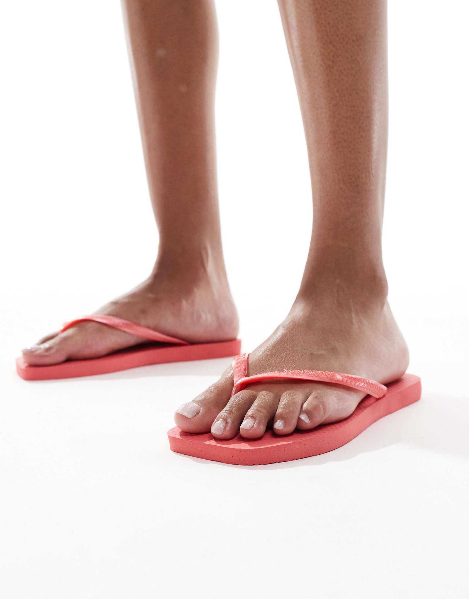 Коралловые шлепанцы Havaianas с квадратным носком 12790₽