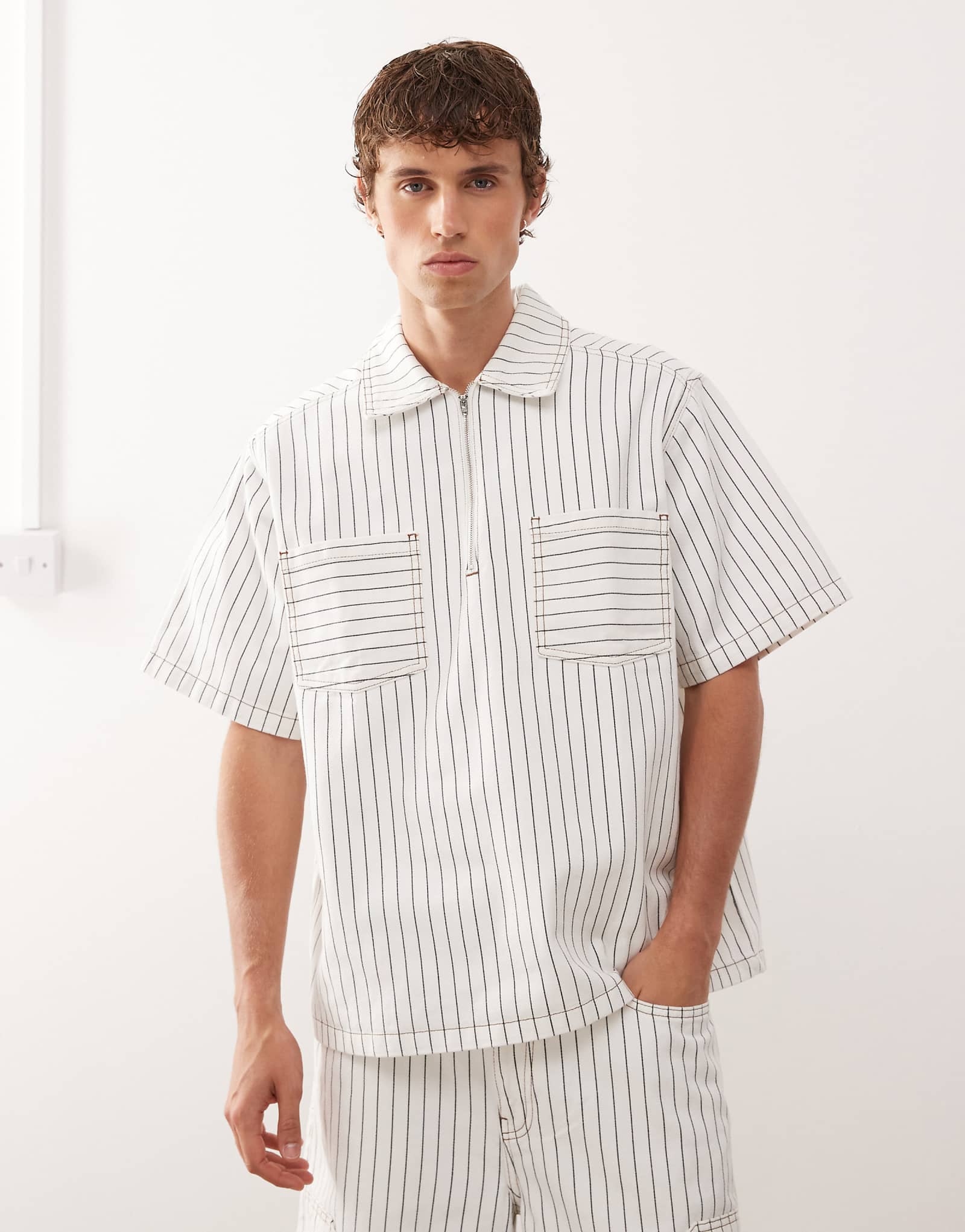 Винтажная джинсовая рубашка свободного кроя в тонкую полоску с застежкой-молнией белого и коричневого цветов - часть комплекта