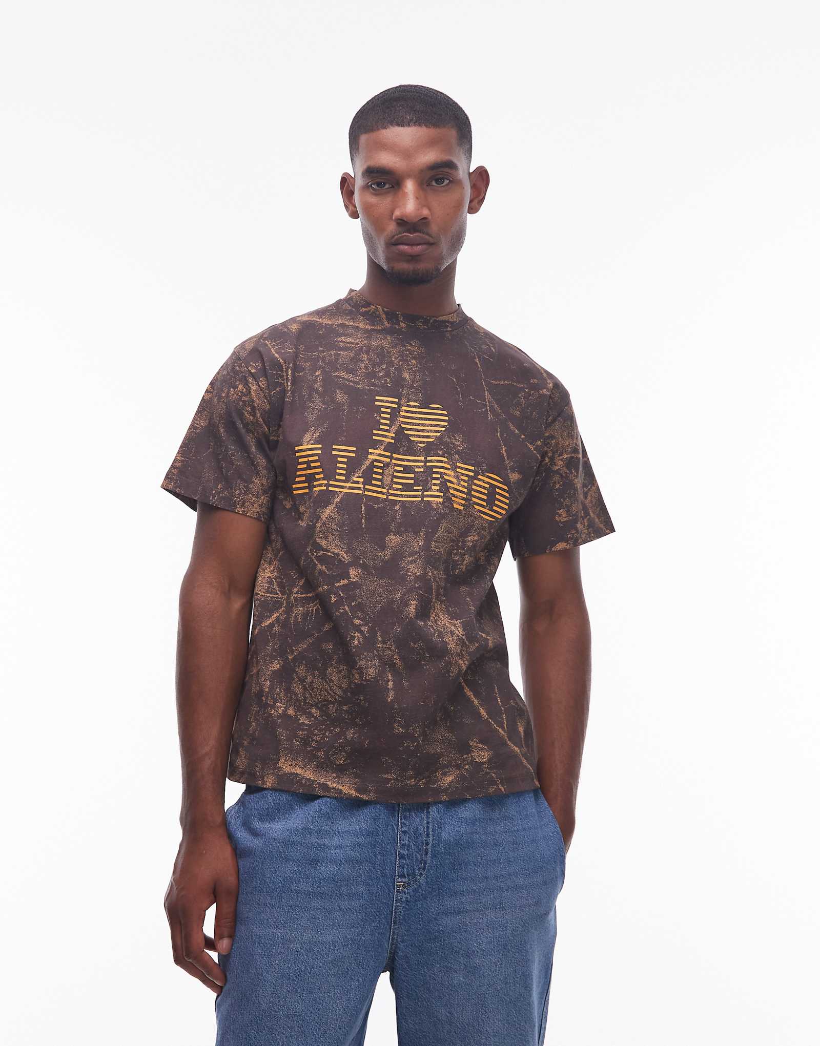 Камуфляжная футболка с инопланетным мотивом 