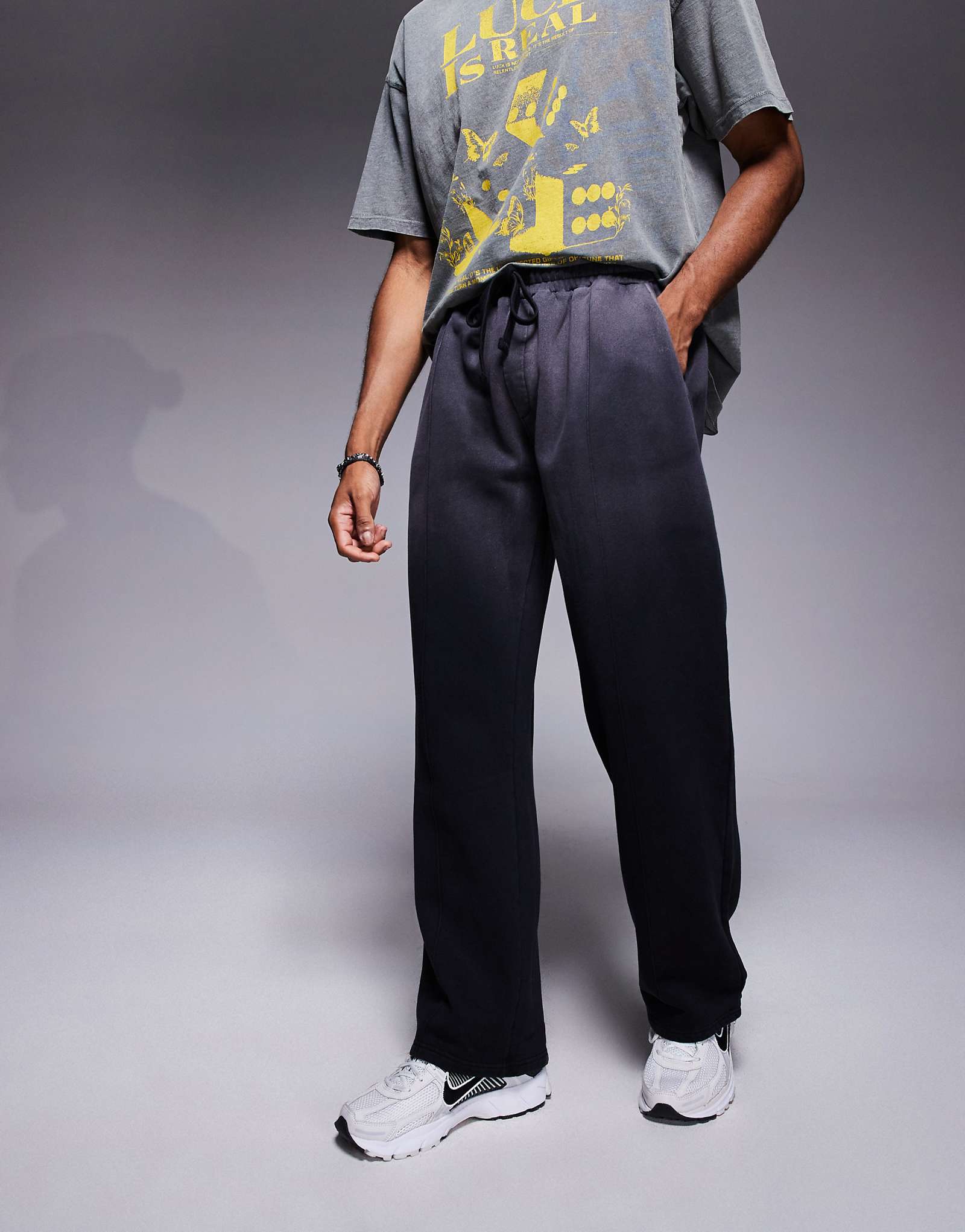 Ни на что не годные спортивные брюки с прямыми штанинами черного цвета с эффектом распыления 11590₽