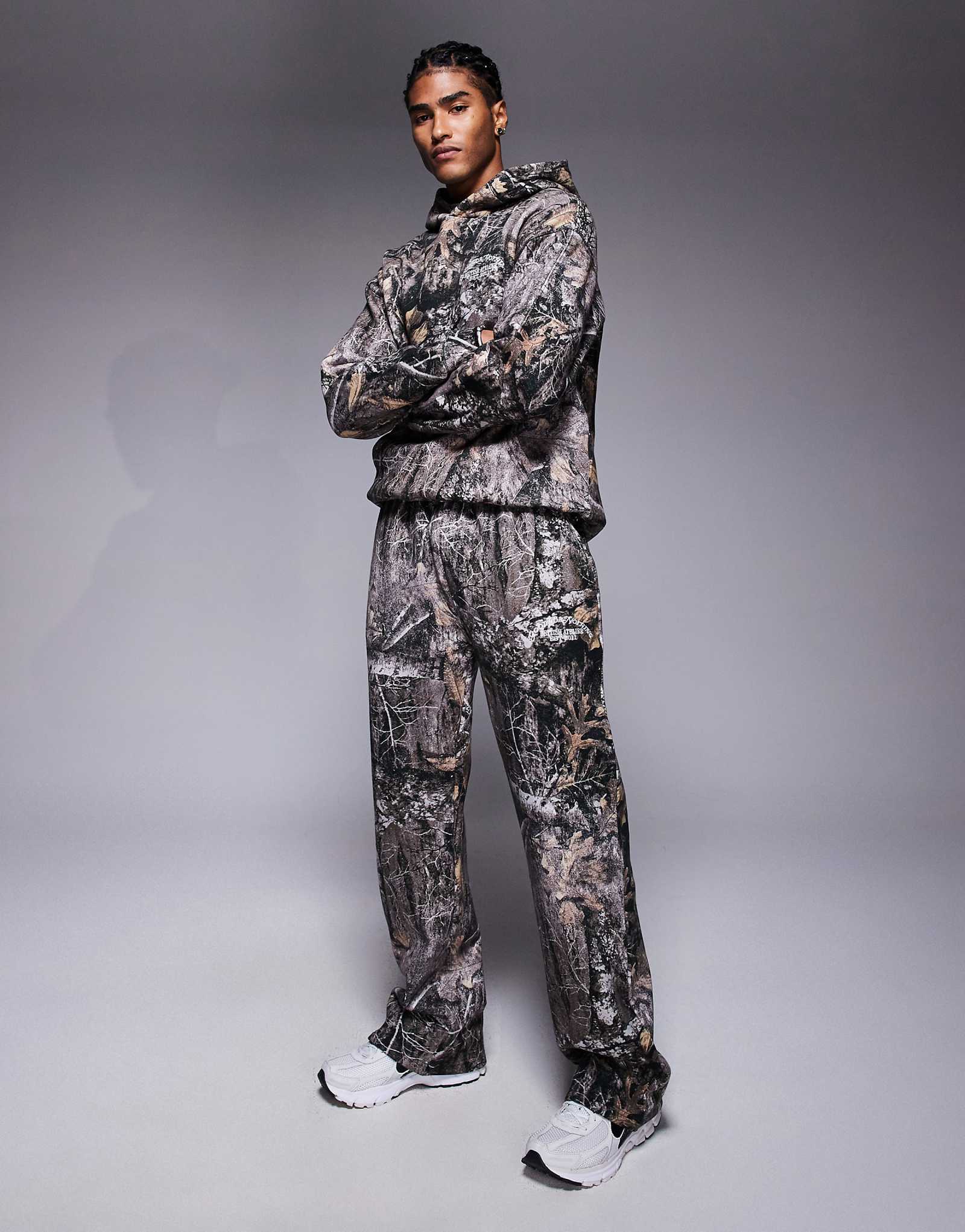 Ни на что не годные спортивные брюки с прямыми штанинами из камуфляжной ткани с принтом в виде деревьев