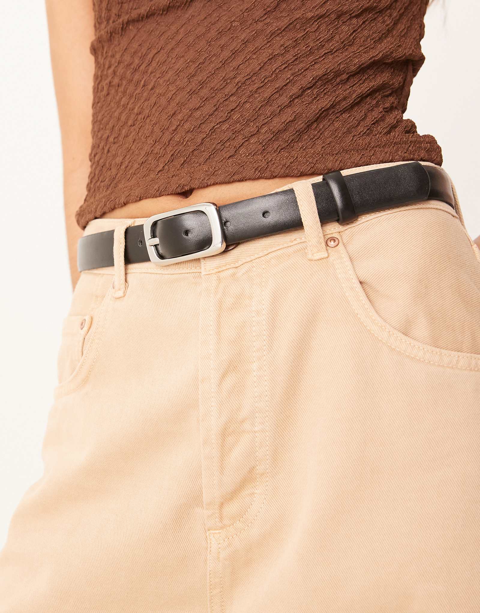 Тонкий ремень Mango с прямоугольной золотистой пряжкой черного цвета 6090₽