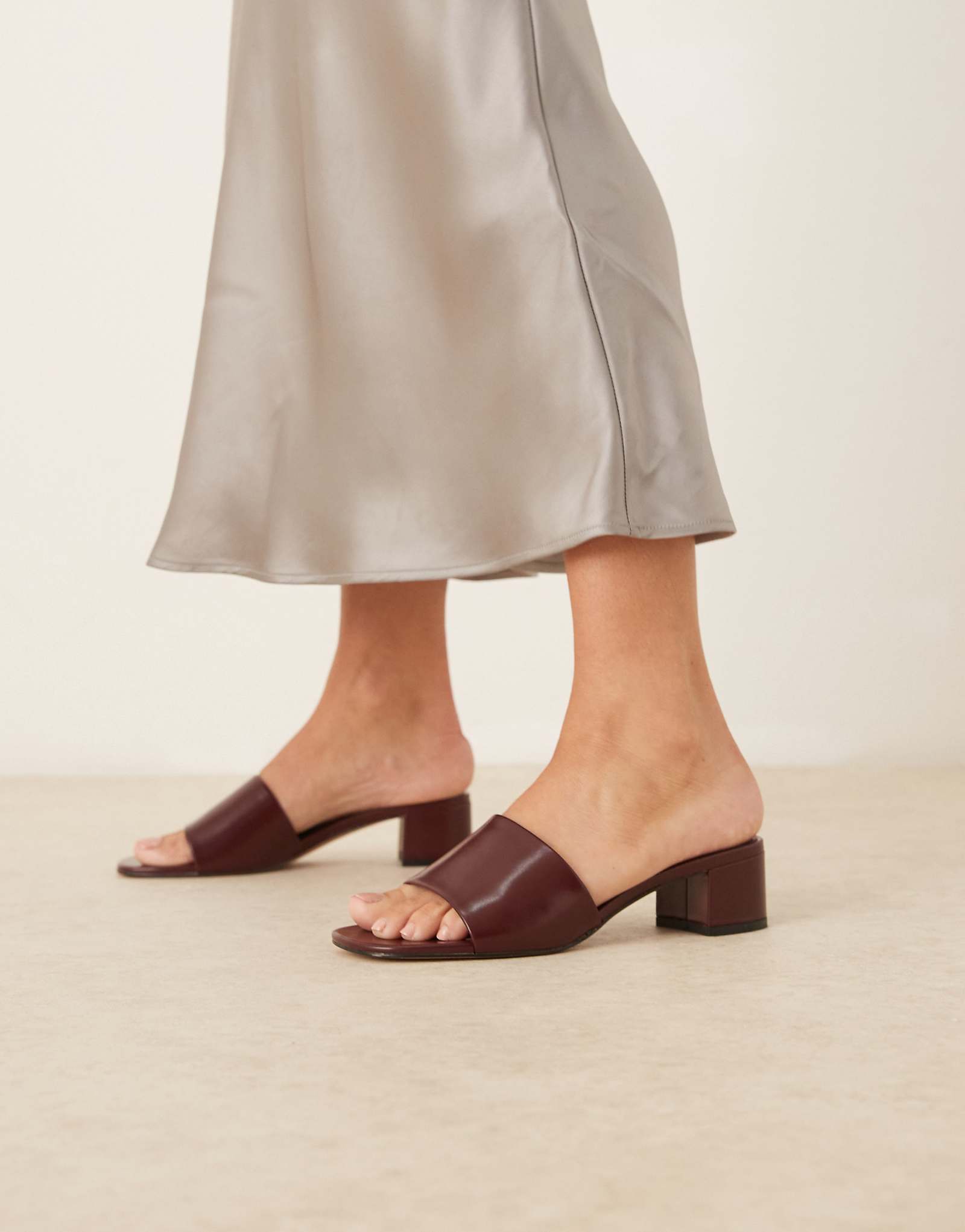 Массивные каблуки-босоножки Mango вишнево-красного цвета 12890₽