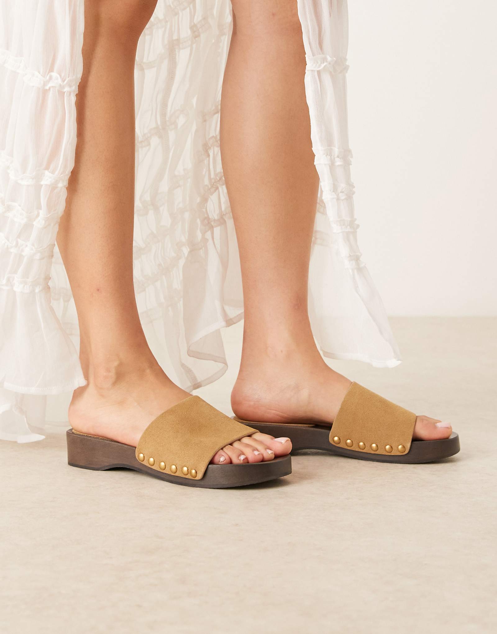 Мюли на плоской подошве из замши Mango коричневого цвета 10590₽