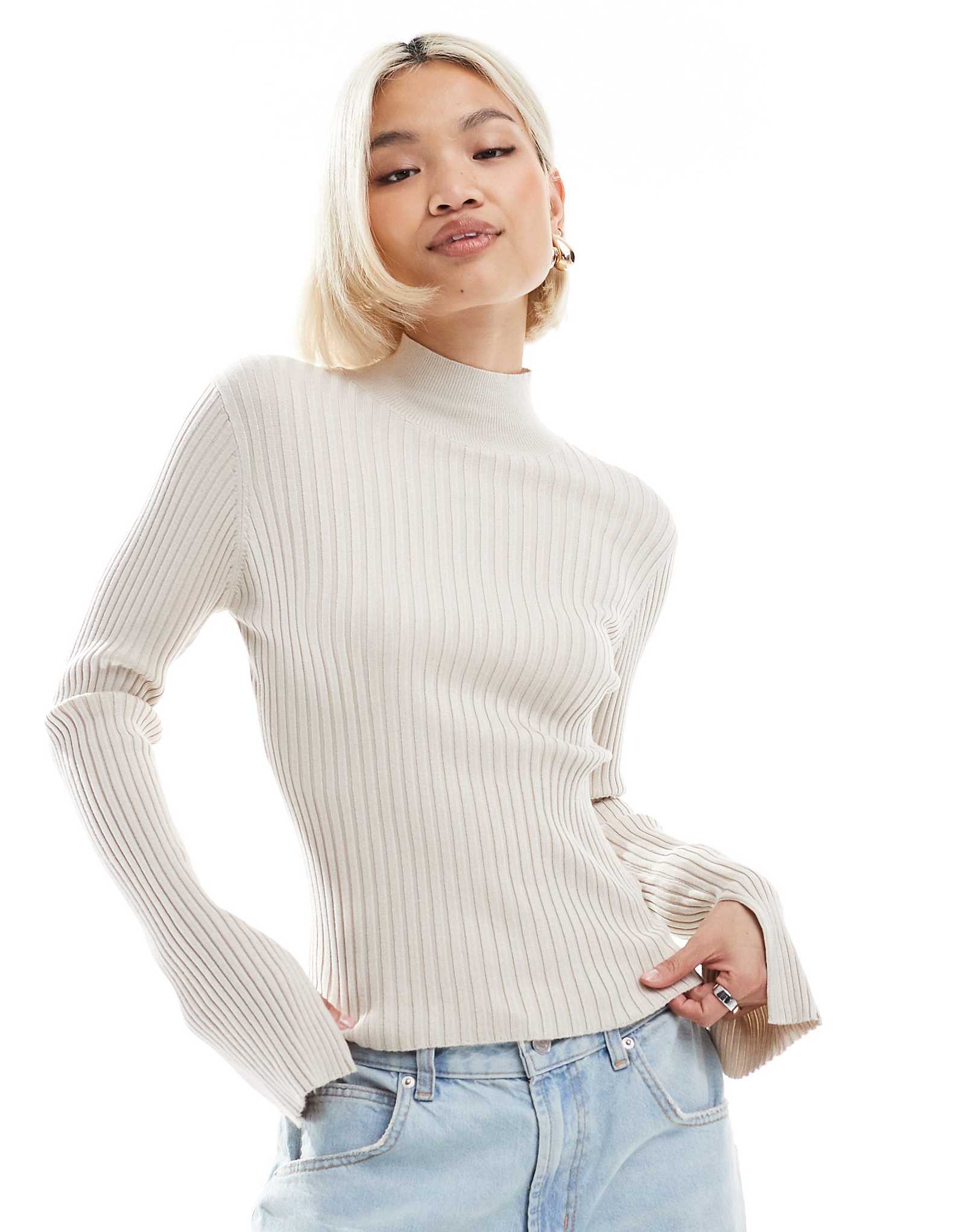 Поношенный свитер в рубчик с высоким воротом и разрезным рукавом темно-белого цвета