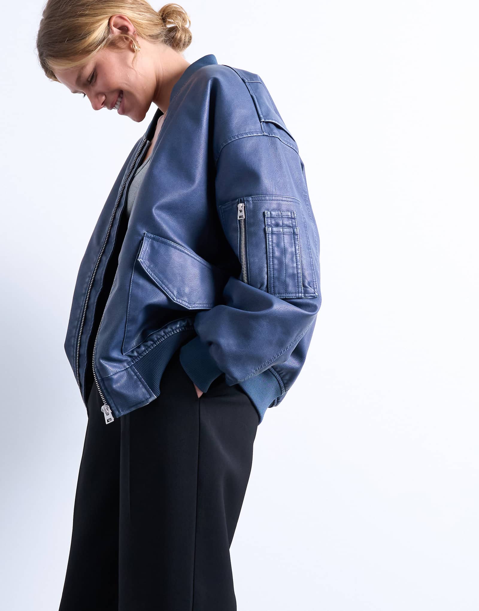 Постиранная куртка-бомбер MA1 из искусственной кожи Topshop синего джинсового цвета 26290₽