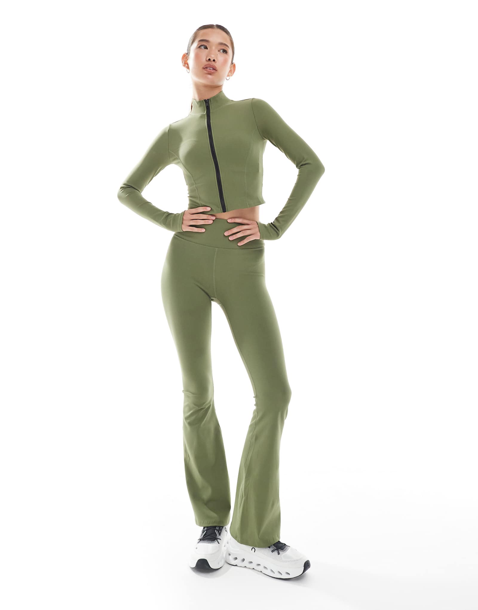 Нам понравились леггинсы с низкой посадкой и глубоким вырезом оливкового цвета 14290₽