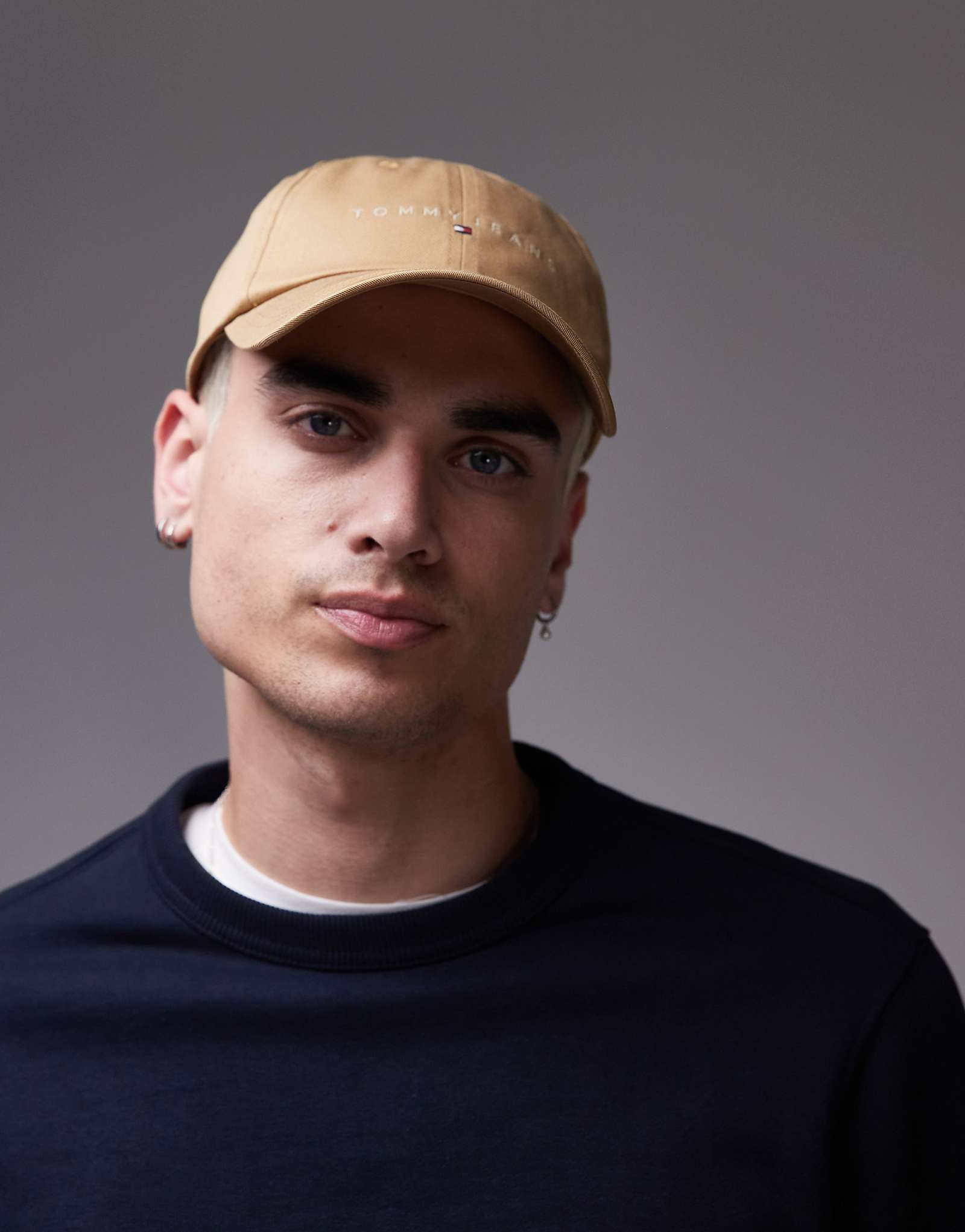 Кепка с линейным логотипом Tommy Jeans коричневого цвета 7790₽