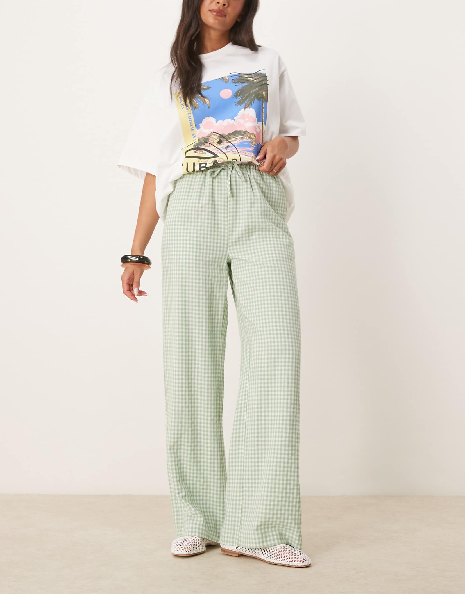 Широкие брюки с поношенной завязкой на талии в серовато-зеленую и белую полоску 5990₽