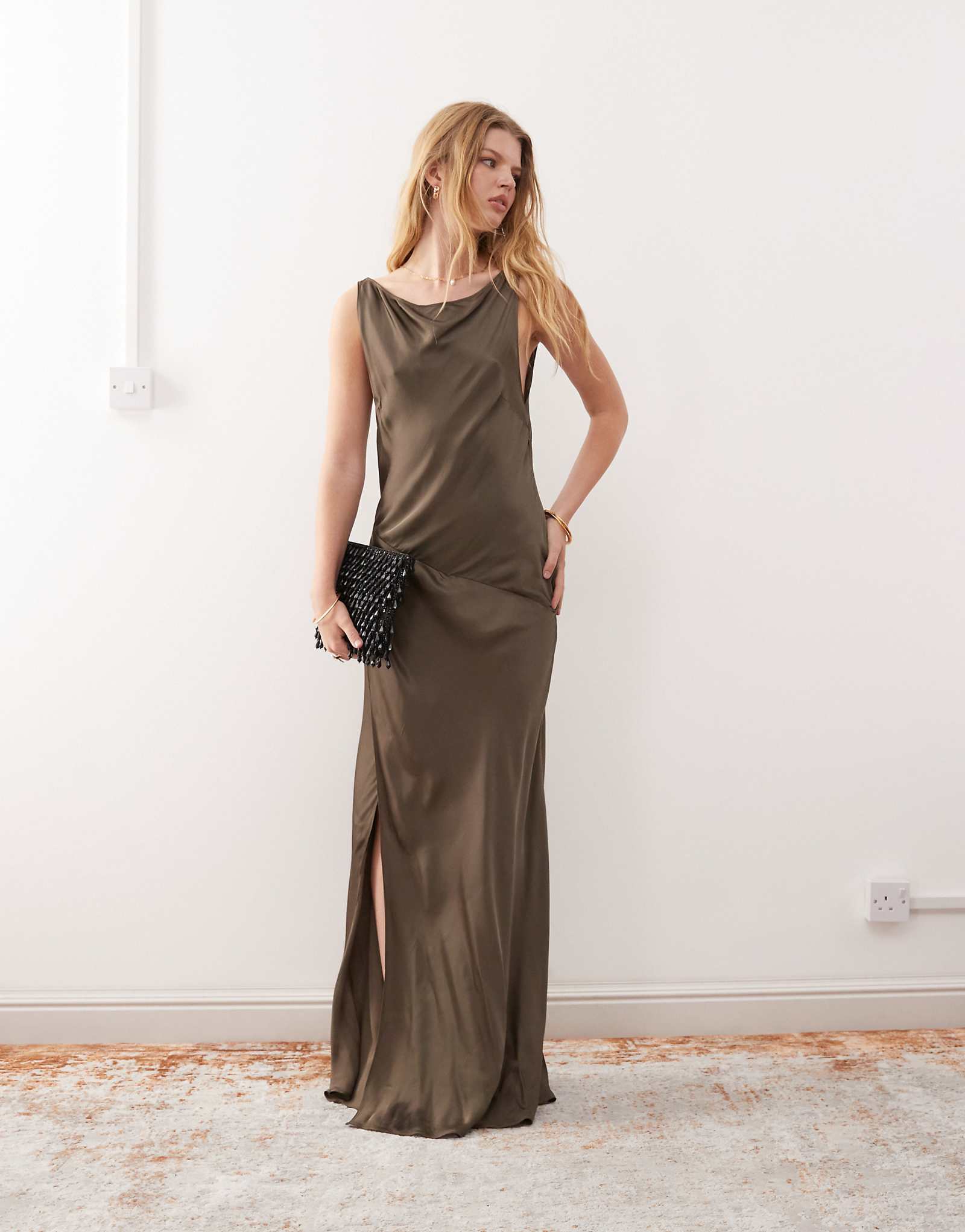 Атласное макси-платье с косым вырезом лодочкой для буднего дня темно-молочного цвета 19590₽