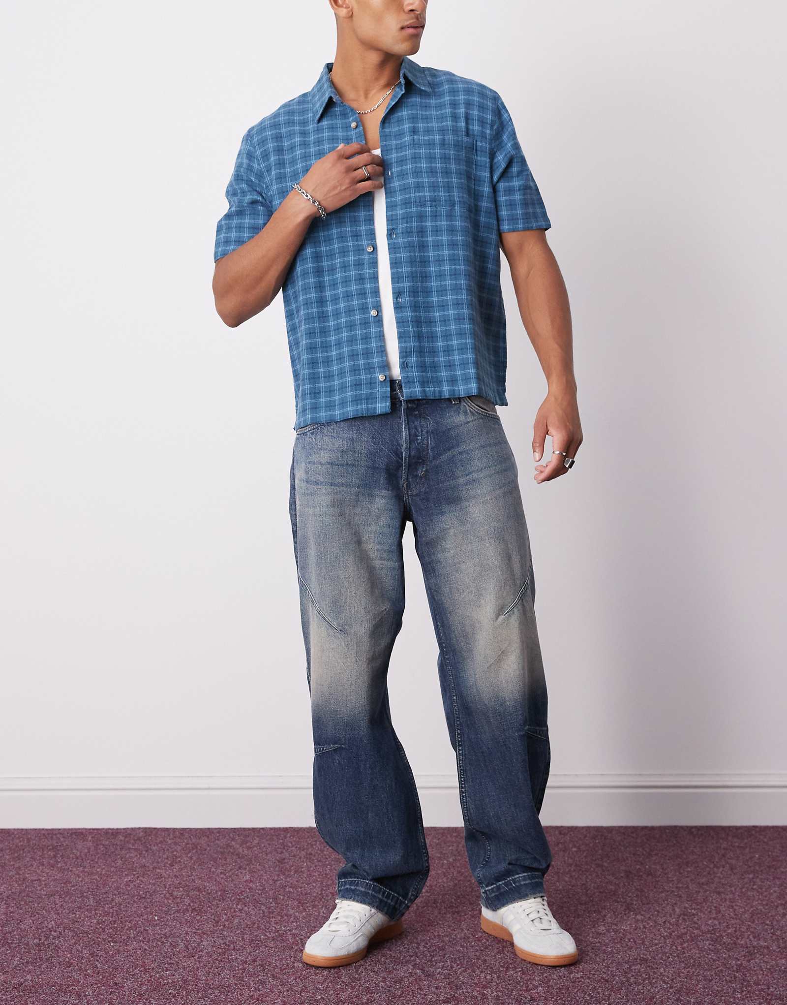 Повседневные джинсы свободного кроя с заниженной талией и вытачками синего цвета 20990₽