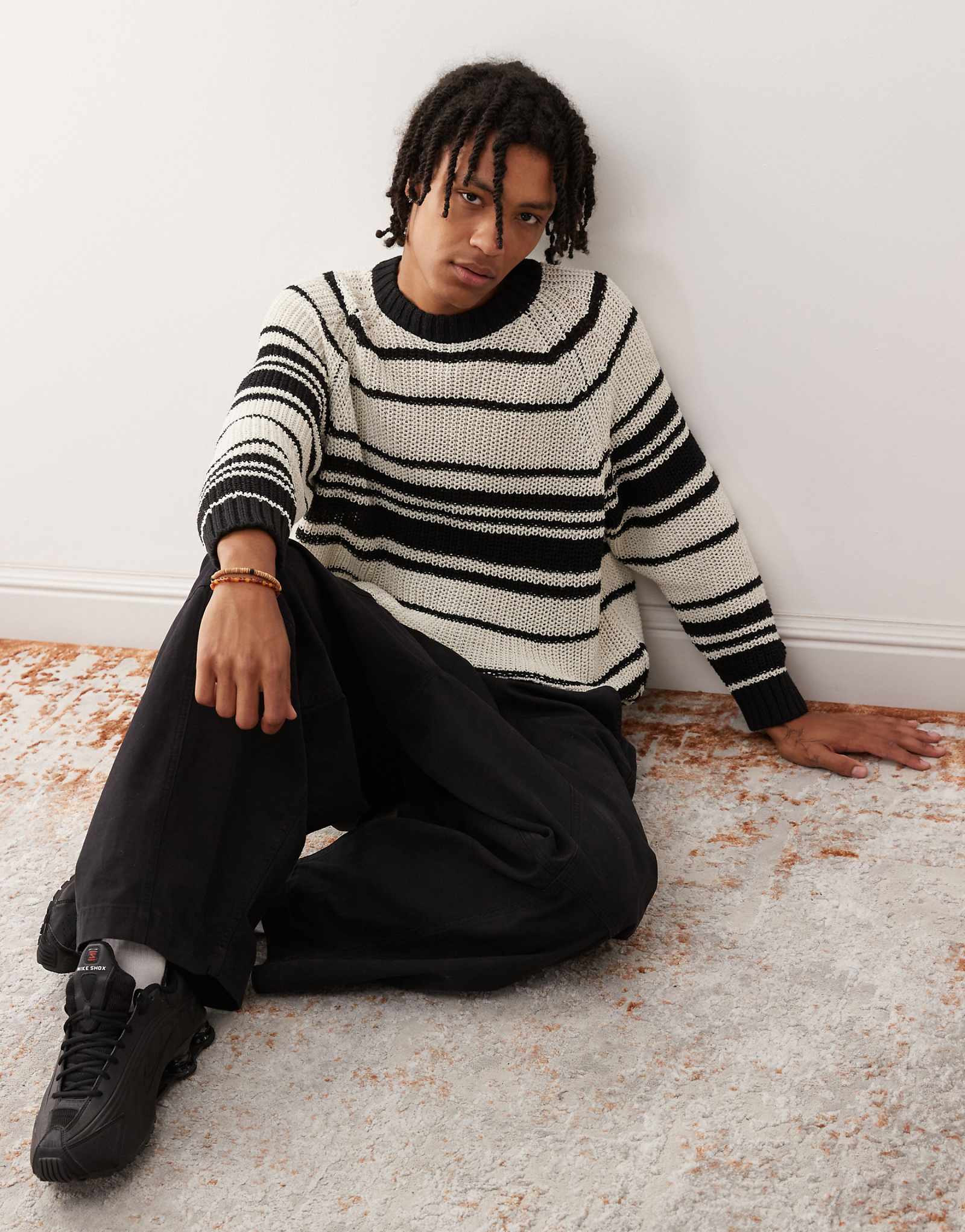 Повседневный свитер оверсайз открытой вязки в бежевую полоску 17390₽