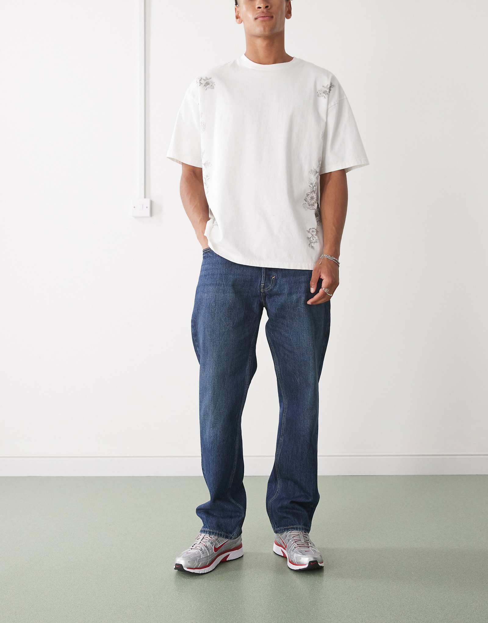 Джинсы свободного кроя с прямыми штанинами темно-синего цвета для буднего дня 15090₽