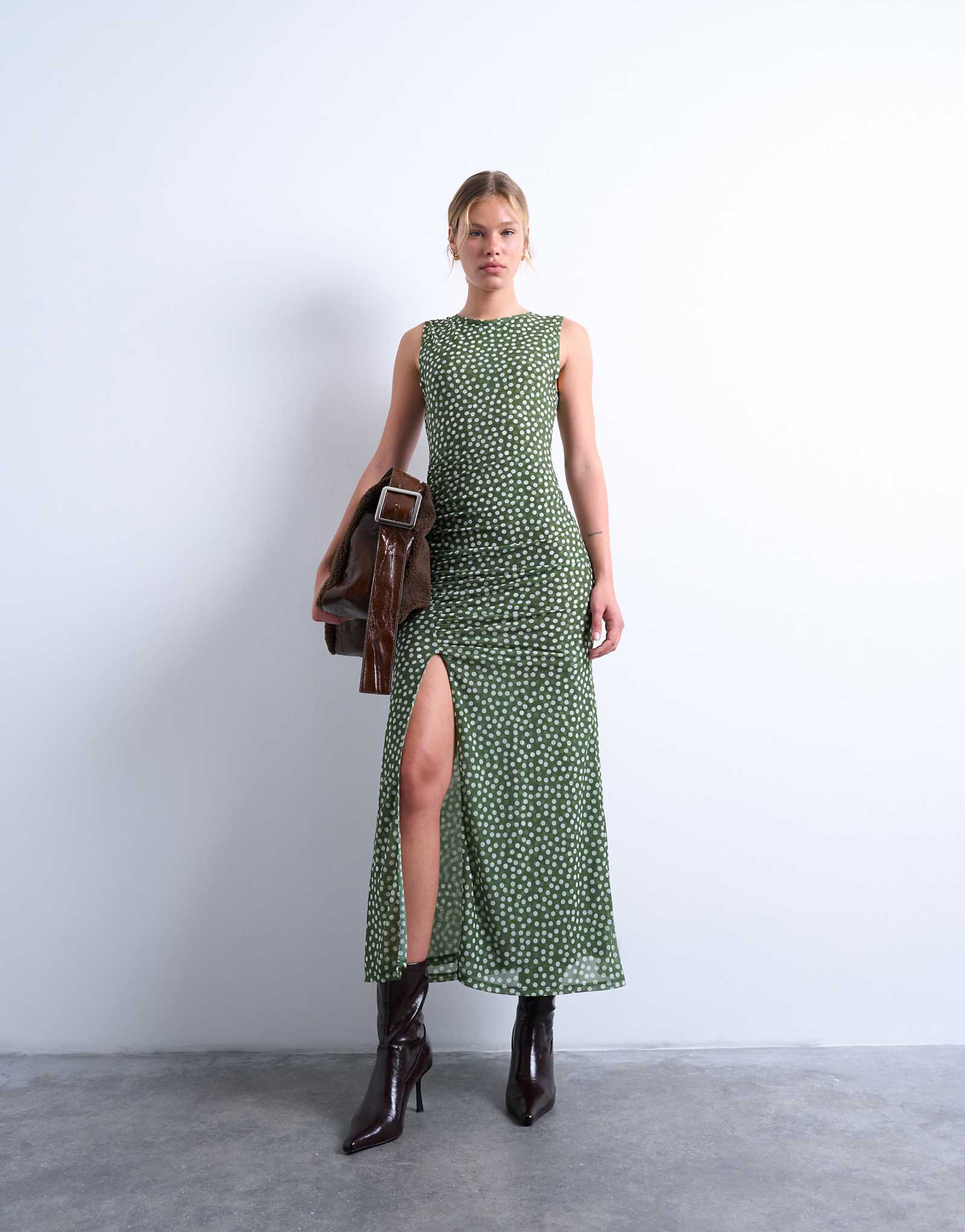 Зеленое макси-платье в горошек с рюшами от Topshop 16590₽