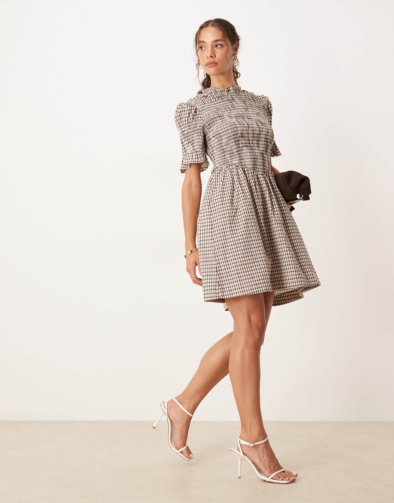 Клетчатое мини-платье YAS кремового цвета 23090₽