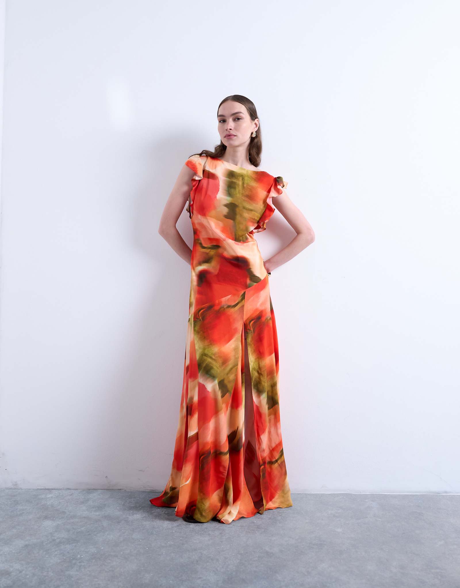 Макси-платье с капюшоном и развевающимися рукавами на спине от Topshop с абстрактным цветочным рисунком 25190₽