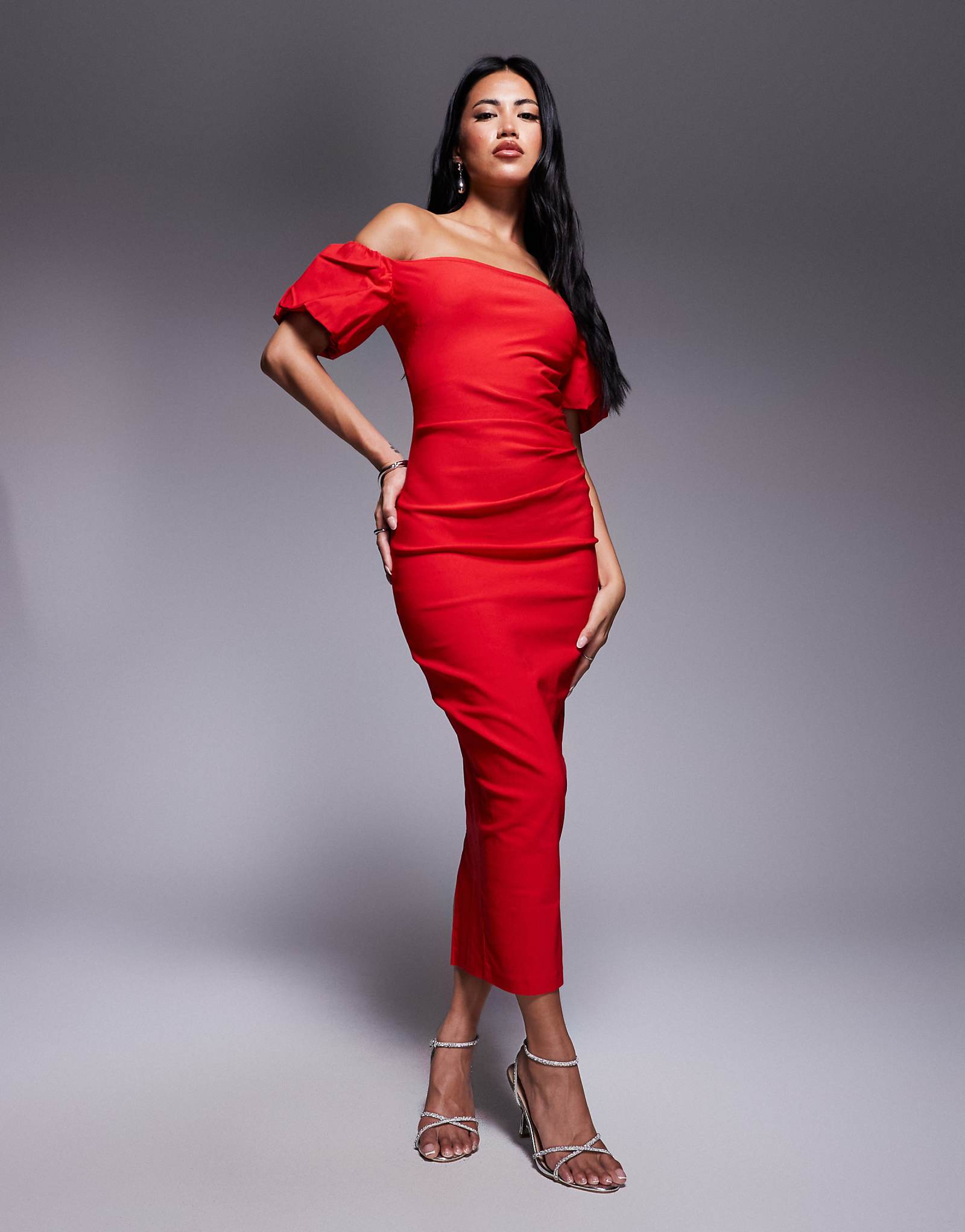 Вечернее бенгальское платье-бардо с пышными рукавами и рюшами по бокам красного цвета 23490₽