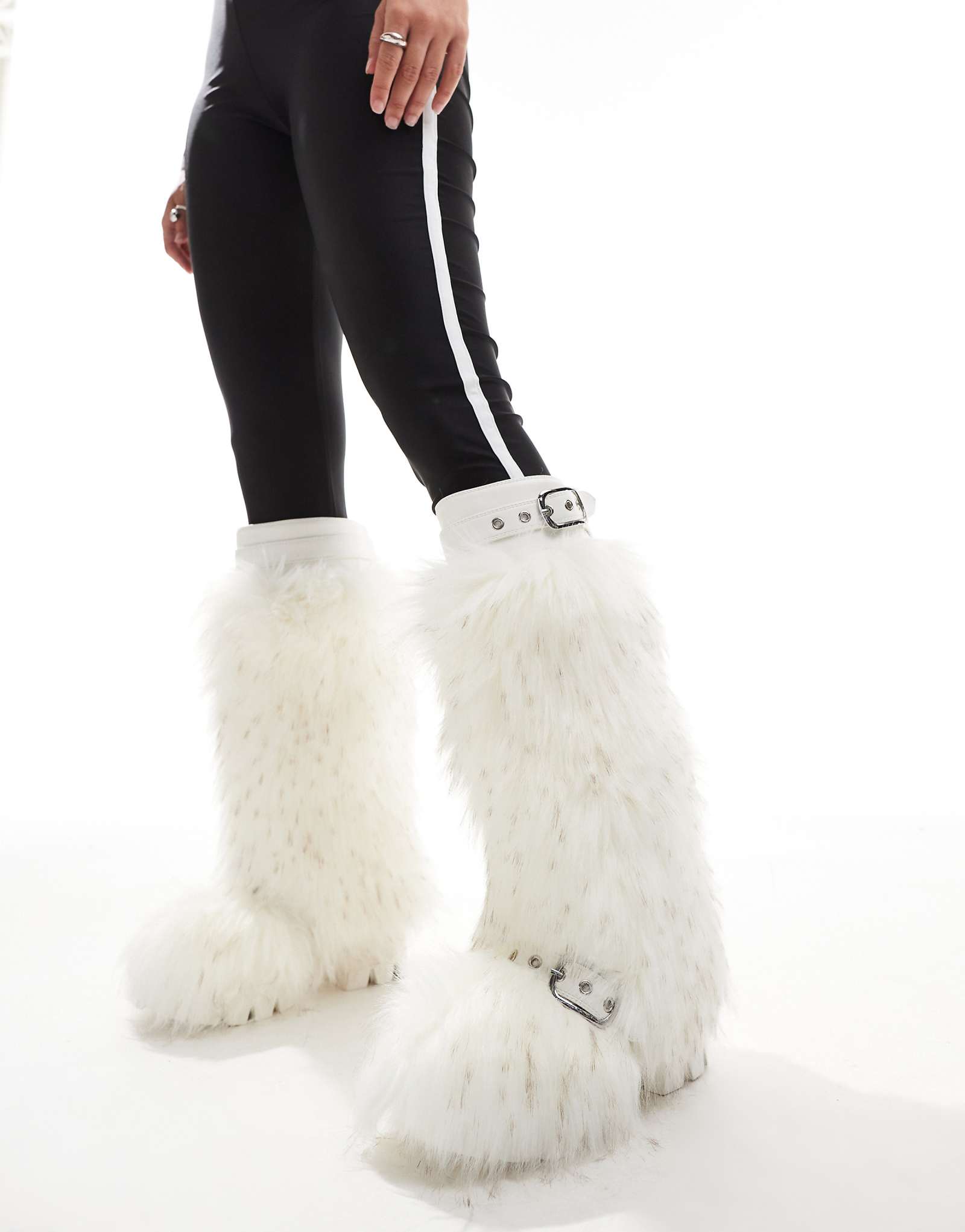 Пушистые сапоги до колена Azalea Wang Tommie белого цвета