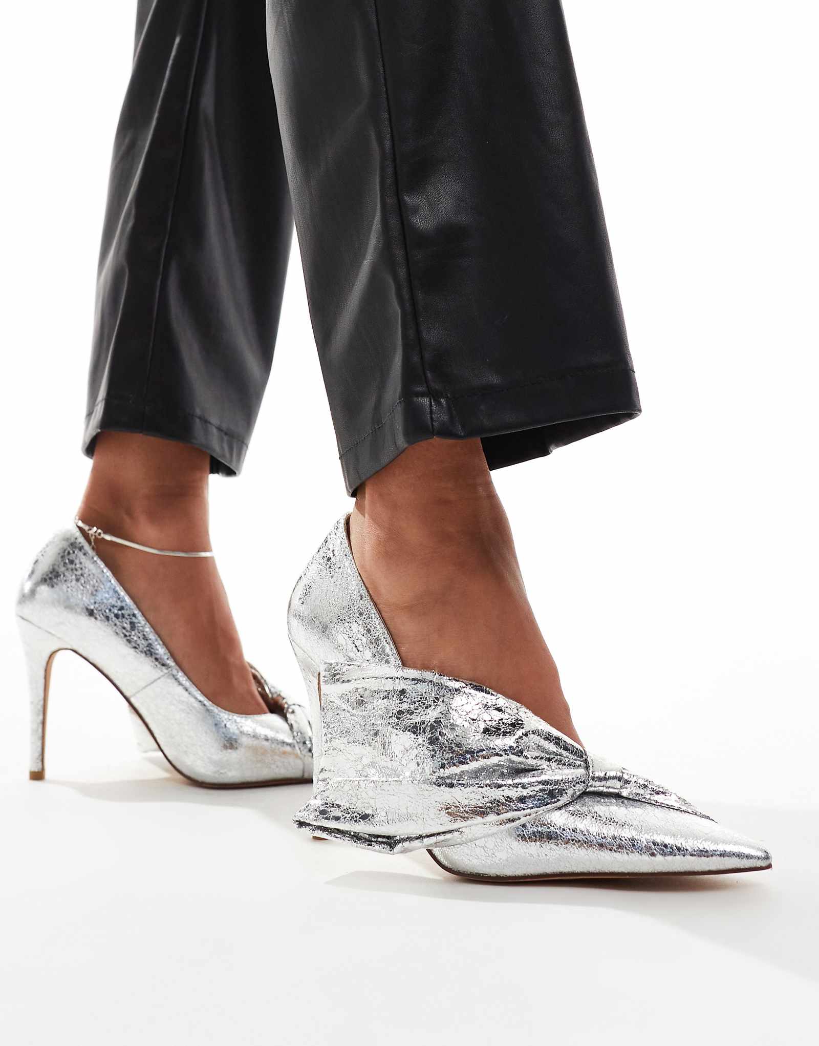 Азалия Ванг Джованни украсила серебристые туфли на каблуках