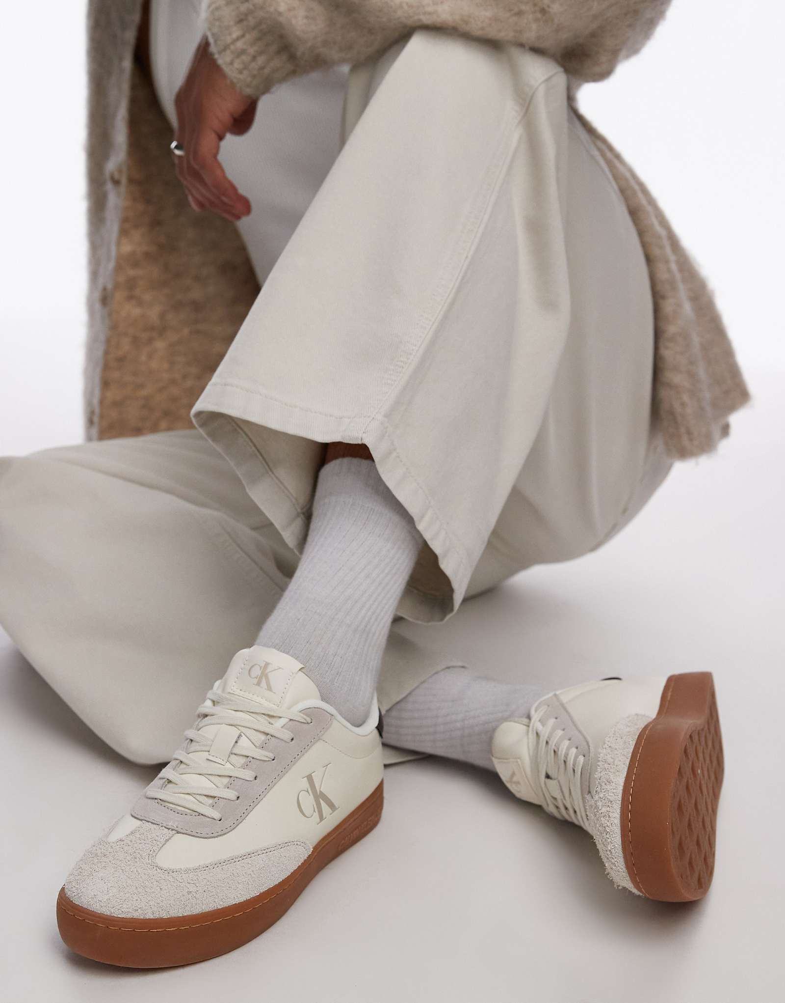 Классические кроссовки Calvin Klein Jeans на белой подошве с резиновой подошвой 24790₽