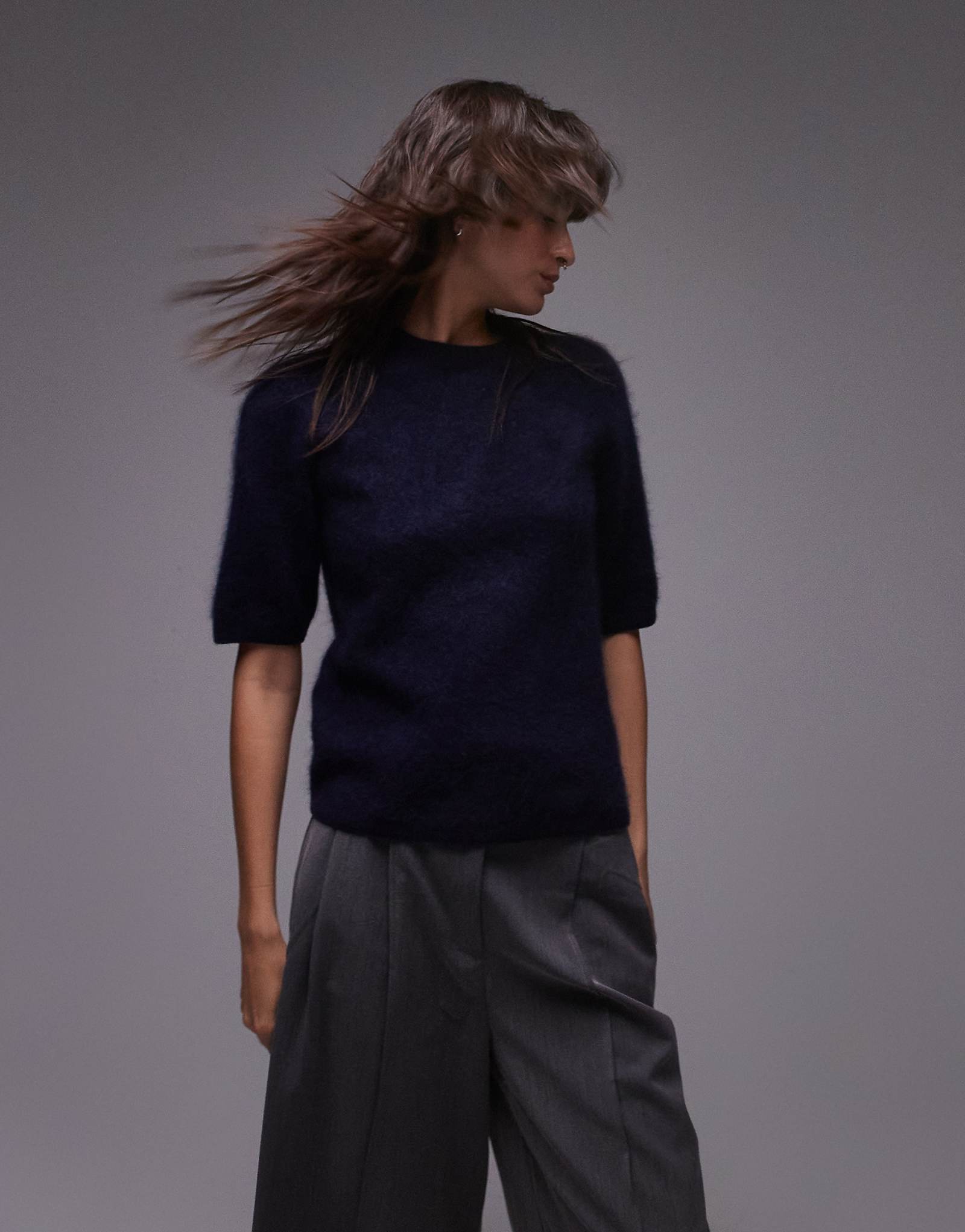 Вязаный свитер из сверхмягкой плюшевой шерсти ARKET с круглым вырезом синего цвета 17390₽