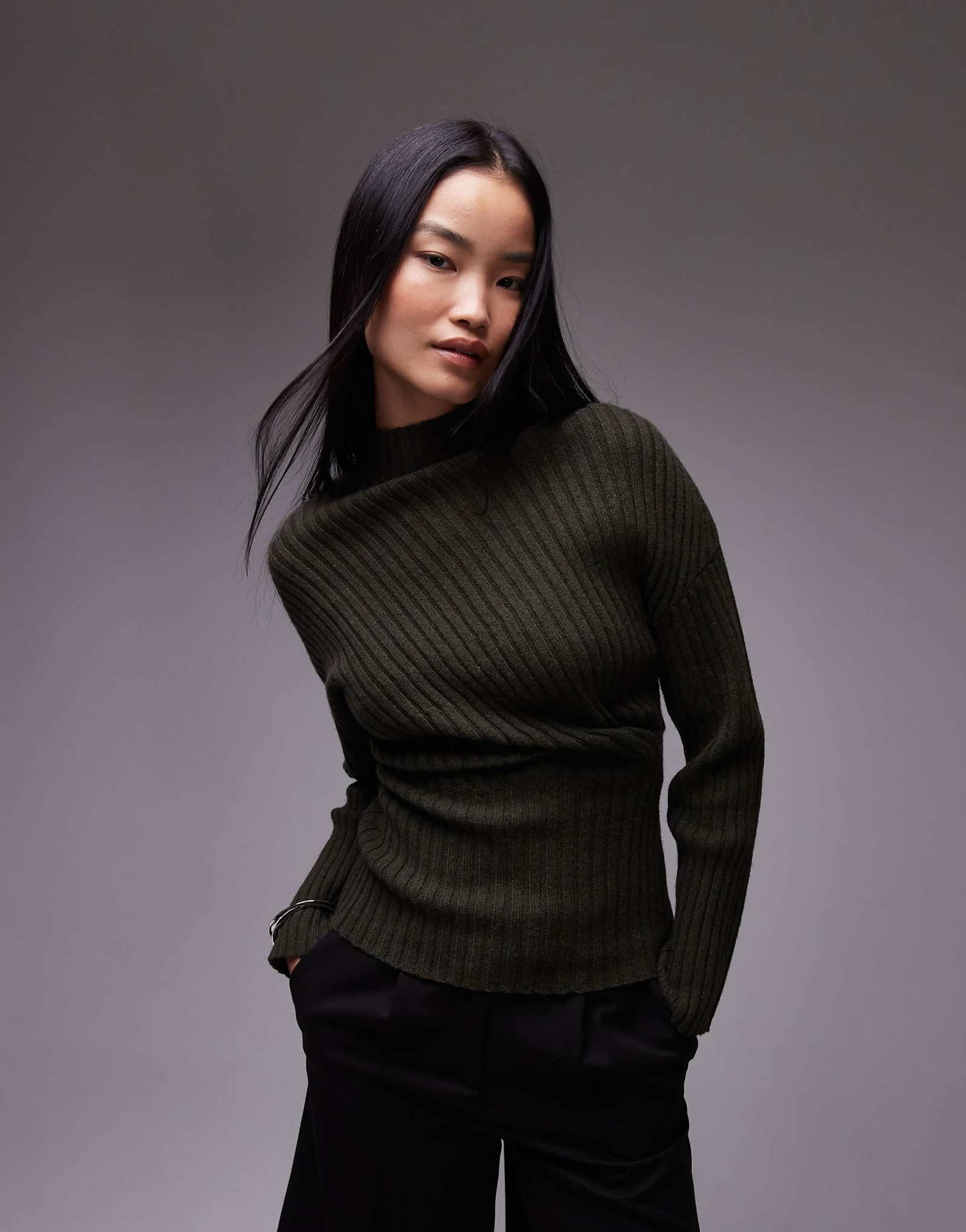 Вязаный топ в рубчик с длинными рукавами и скрученной драпировкой цвета хаки 26190₽