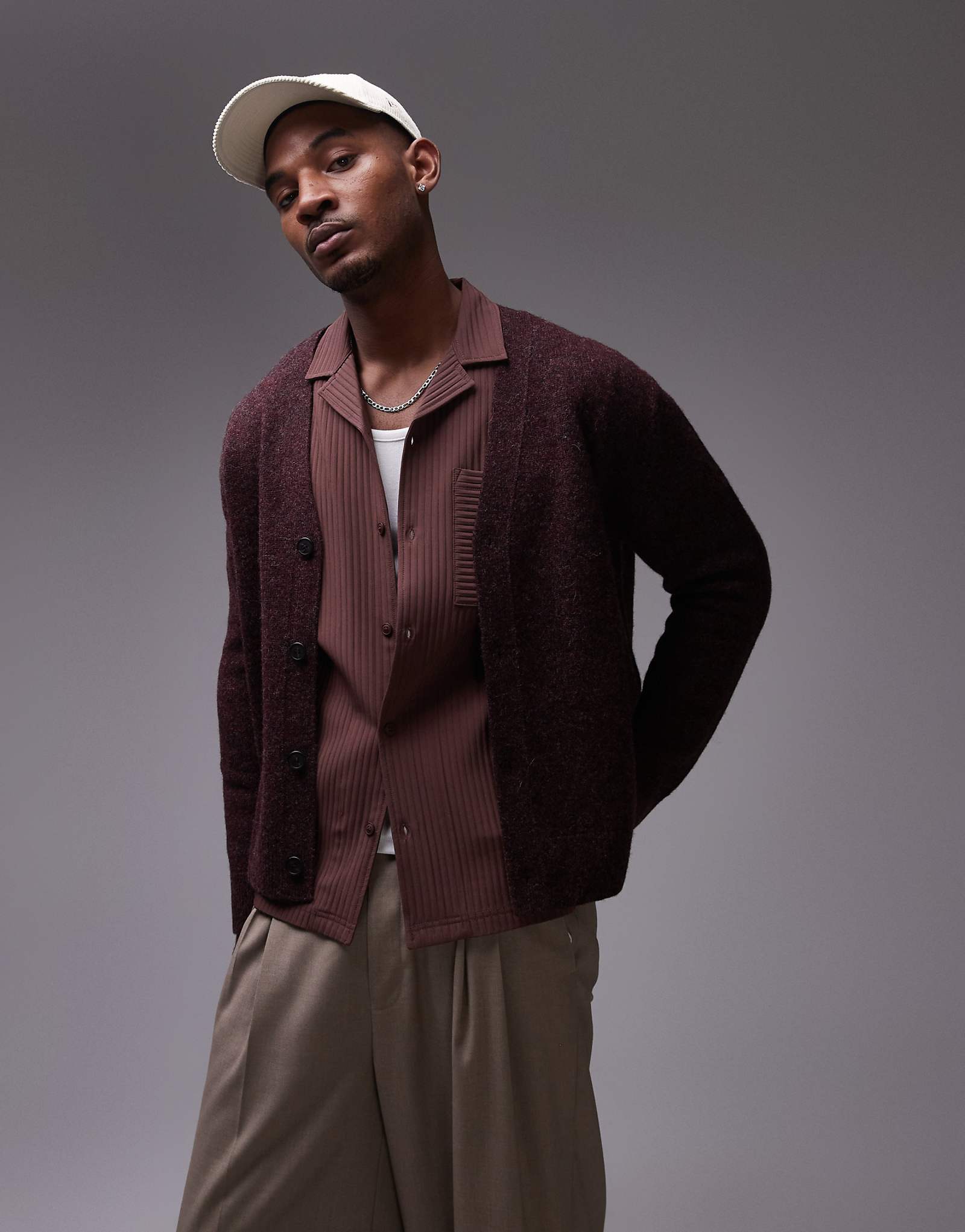 Кардиган из шерстяной пряжи ARKET с пуговицами спереди красно-бордового цвета 20790₽