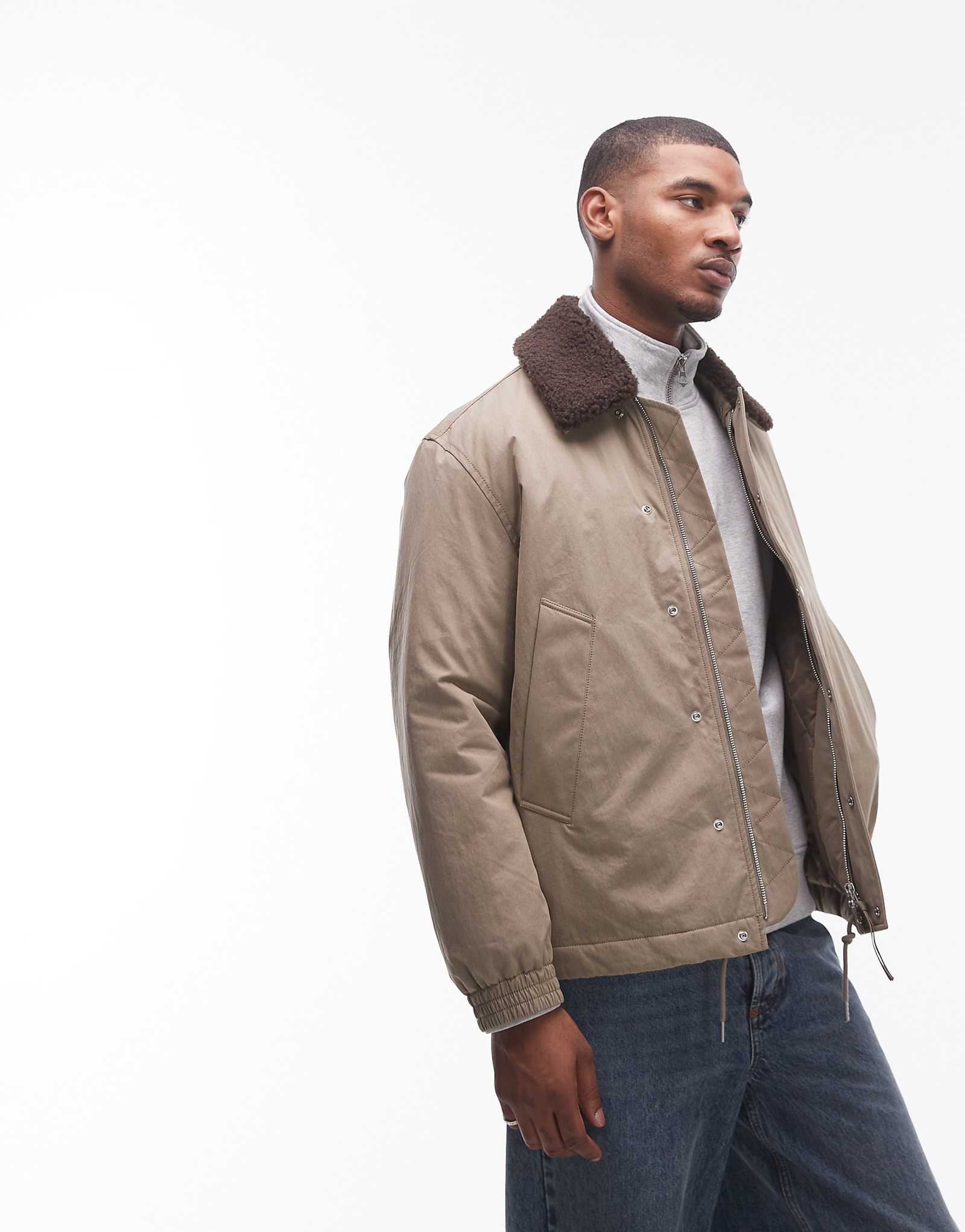 Стеганая куртка ARKET бежевого цвета с воротником из искусственного меха 29190₽