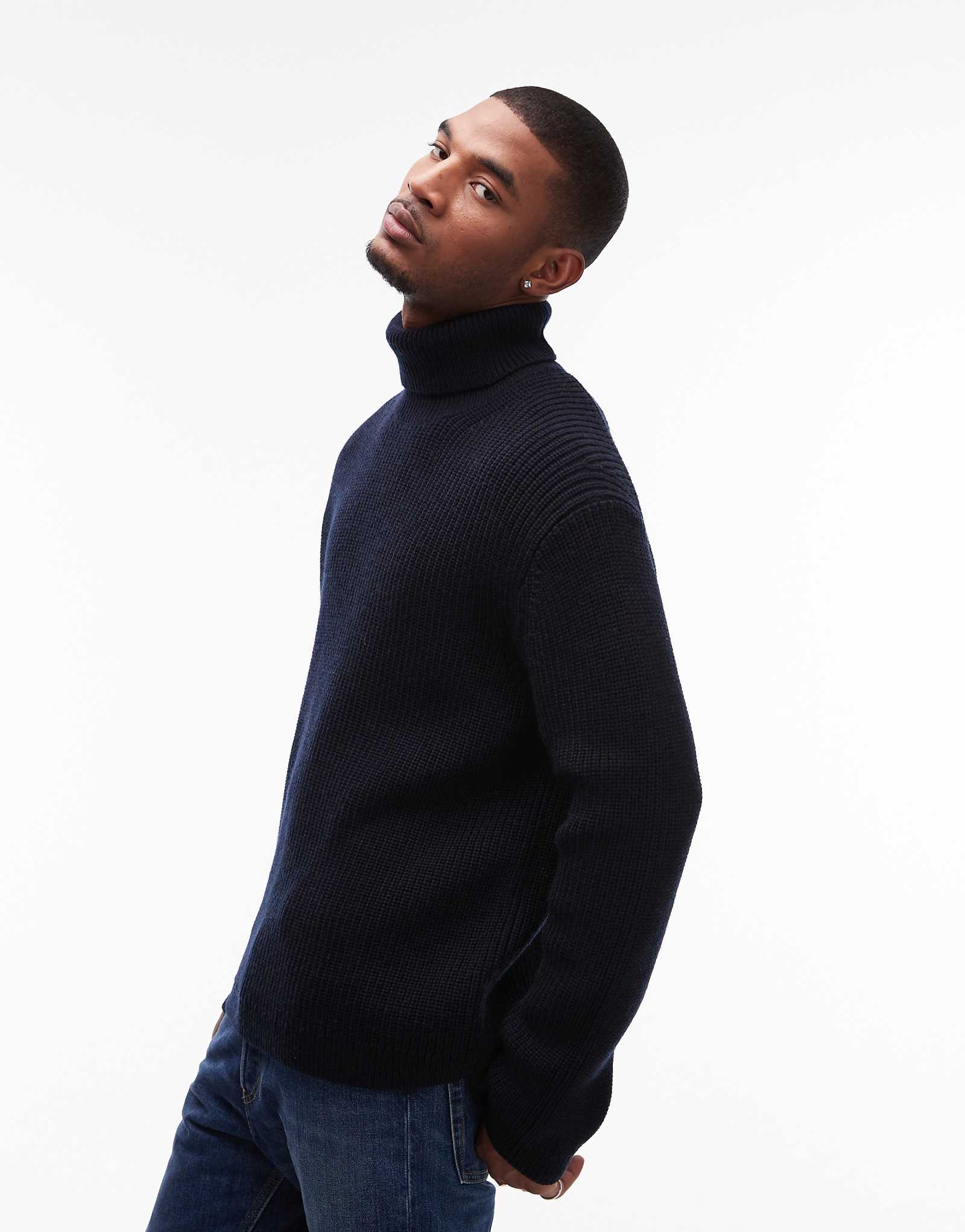 Вязаный свитер оверсайз с круглым вырезом в рубчик из смеси шерсти ARKET синего цвета 17690₽