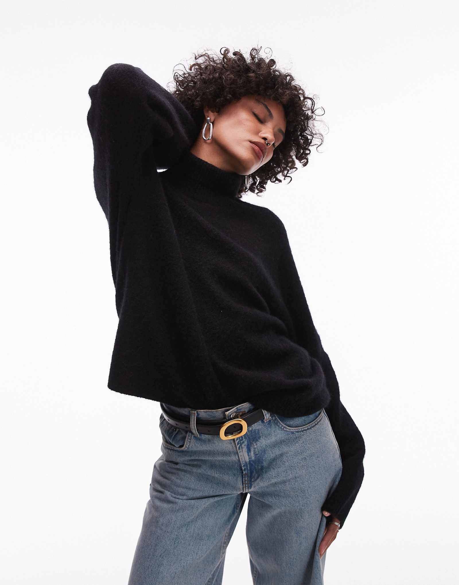 Вязаный свитер ARKET с черепашьим вырезом черного цвета 21990₽