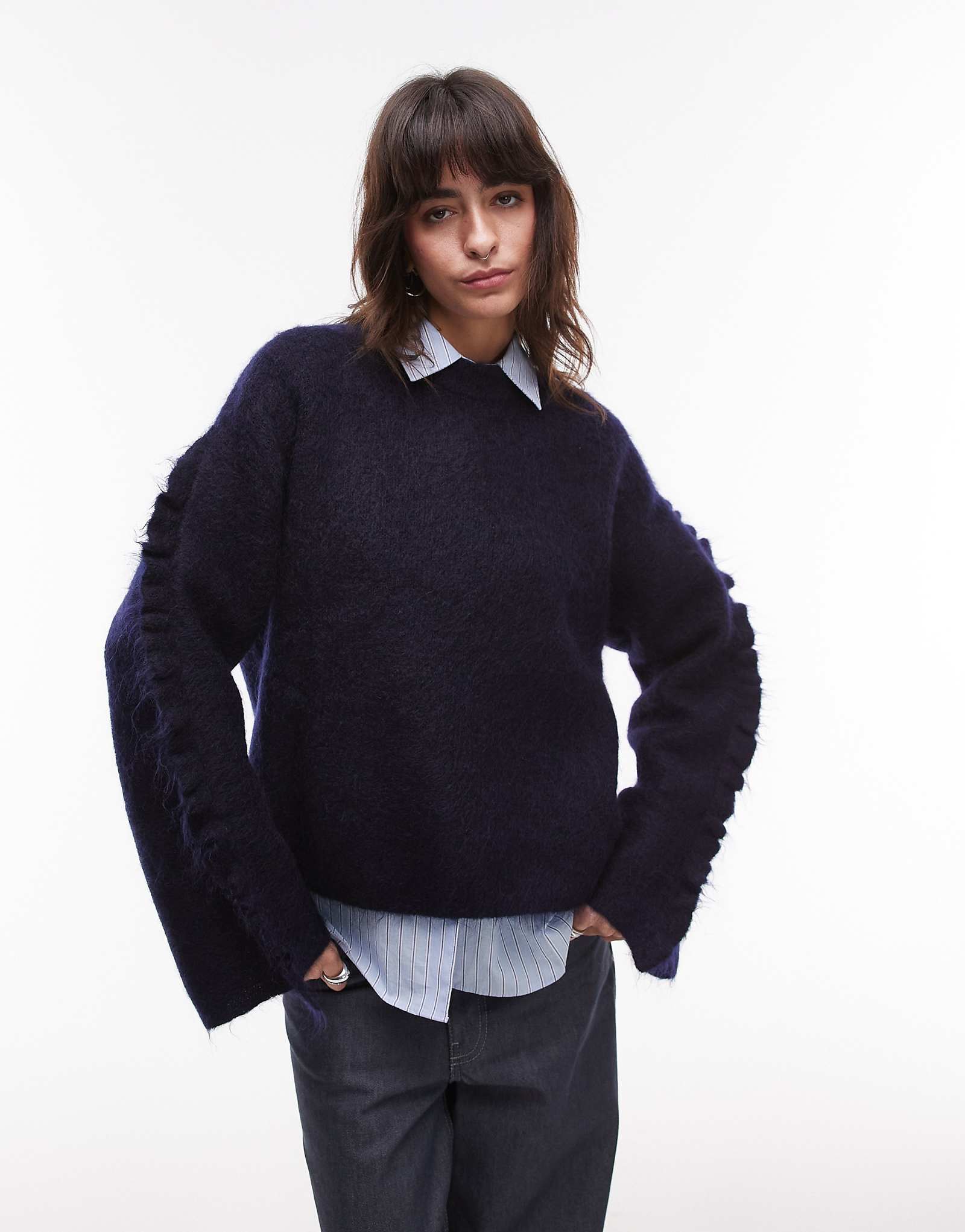 Пушистый свитер из смеси мохера и шерсти ARKET с широкими рукавами темно-синего цвета 20490₽