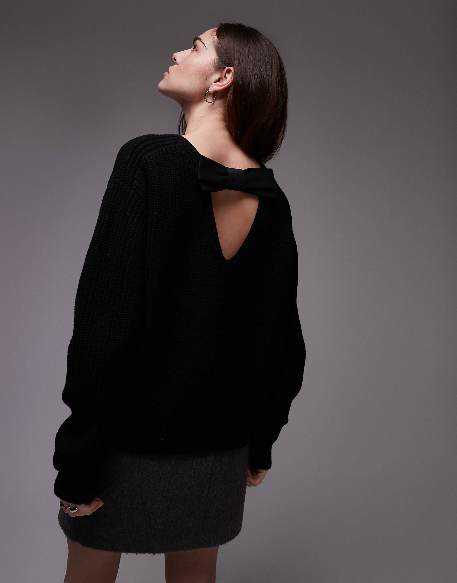 Вязаный свитер ARKET из смешанной ткани в рубчик с глубоким v-образным вырезом сзади черного цвета 17490₽