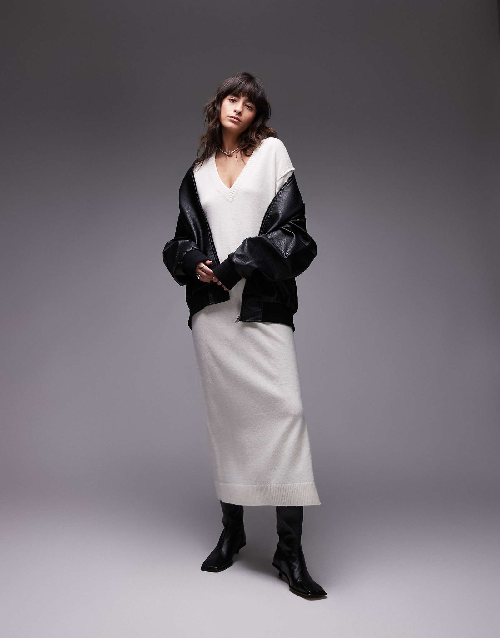 Трикотажное платье мидакси оверсайз ARKET с разрезами по бокам темно-белого цвета 12490₽