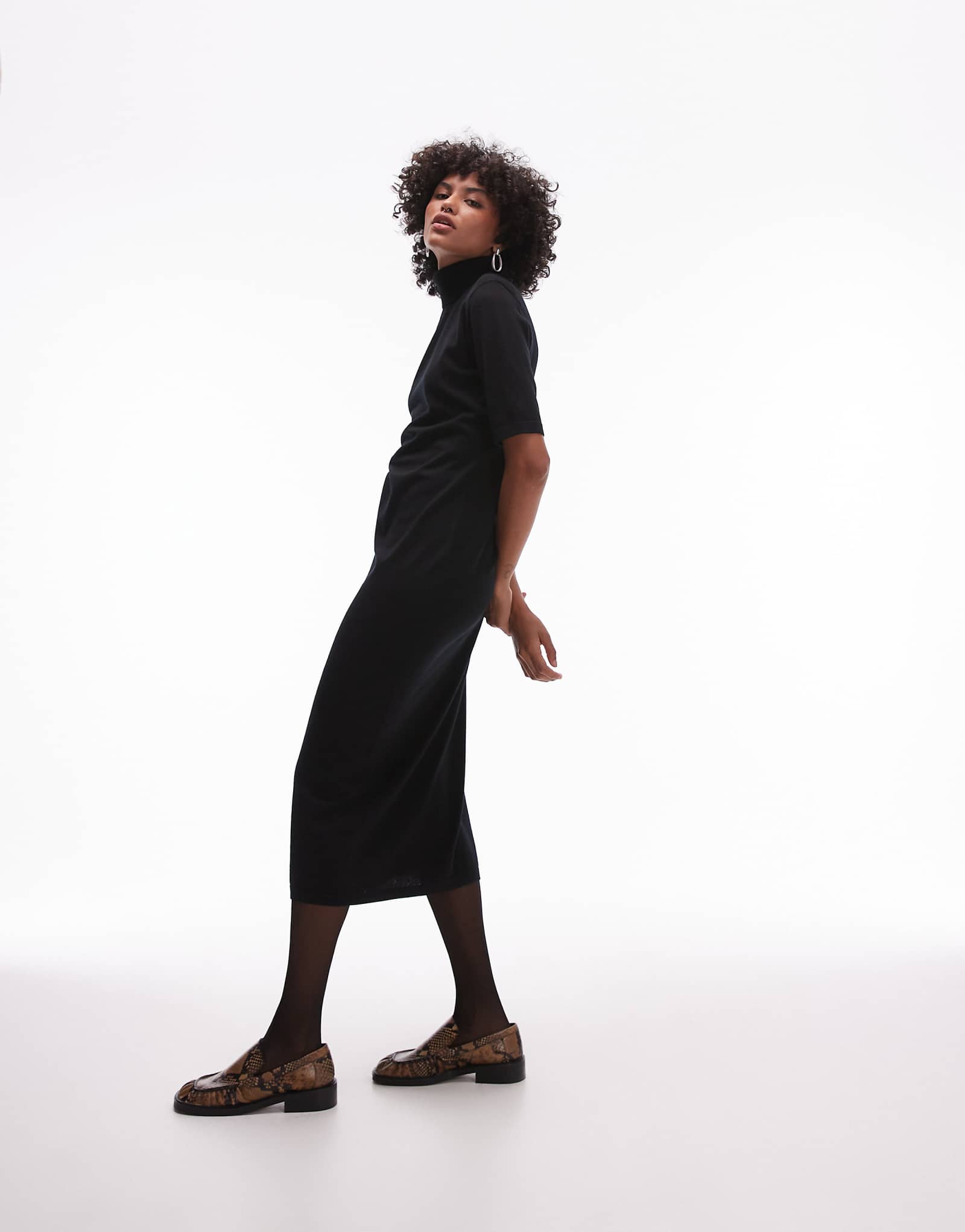 Шерстяное вязаное платье мидакси ARKET черного цвета с высоким воротом и короткими рукавами 14390₽