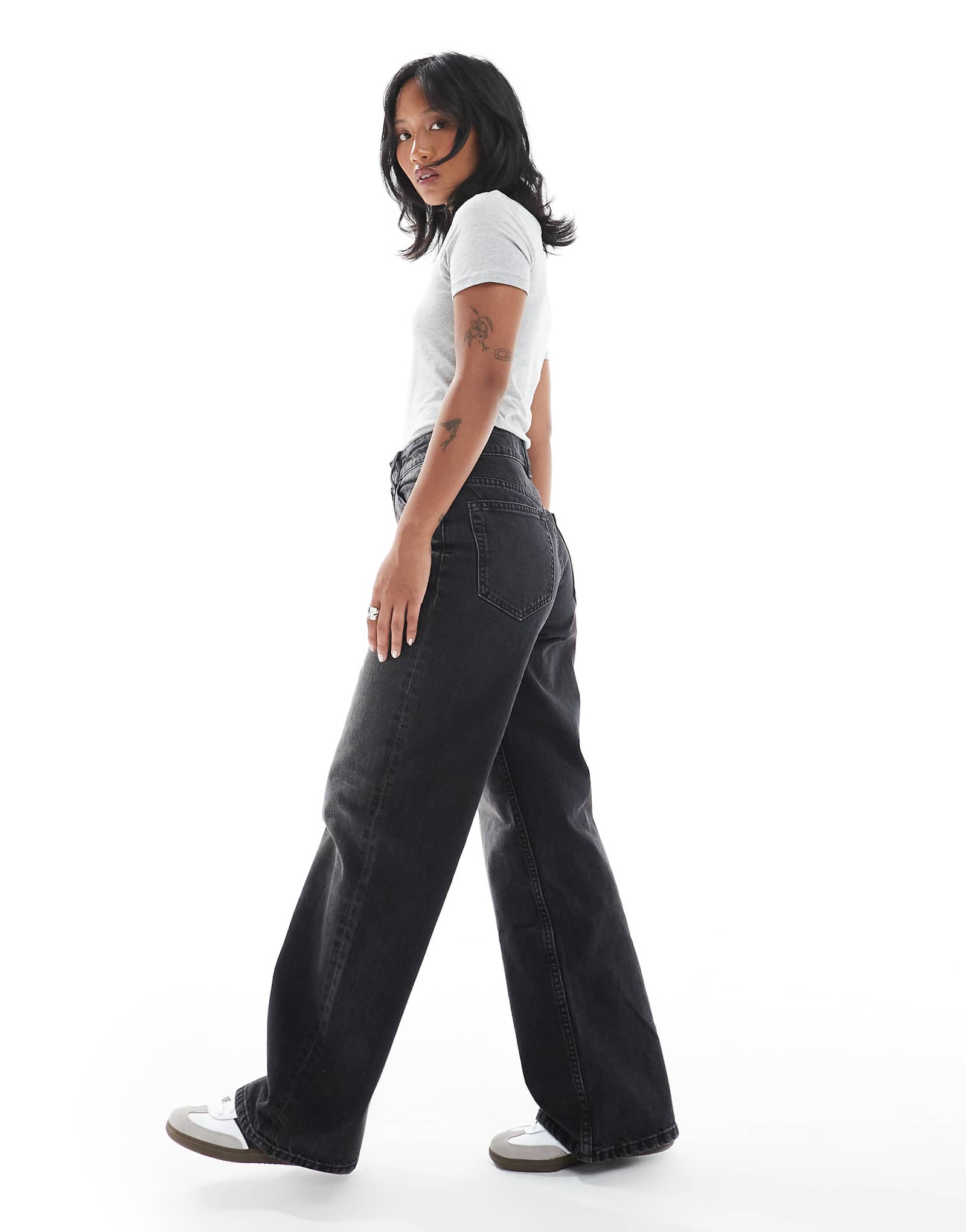 ДИЗАЙНЕРСКИЕ узкие джинсы для папы с широкими штанинами ASOS DESIGN черного цвета застиранные 8190₽