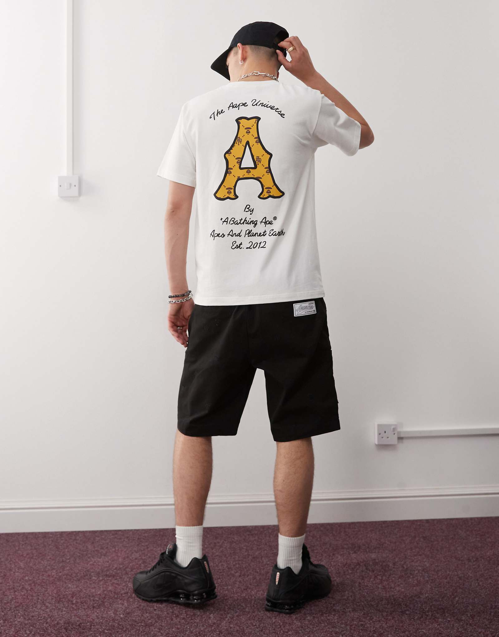 Футболка с принтом в виде купающейся обезьянки на спине кремового цвета с логотипом