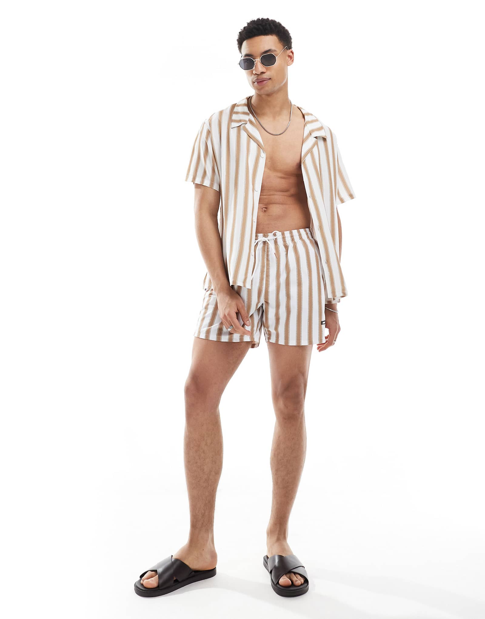 Плавательные шорты Boss в полоску бежевого и белого цветов - часть комплекта 9890₽