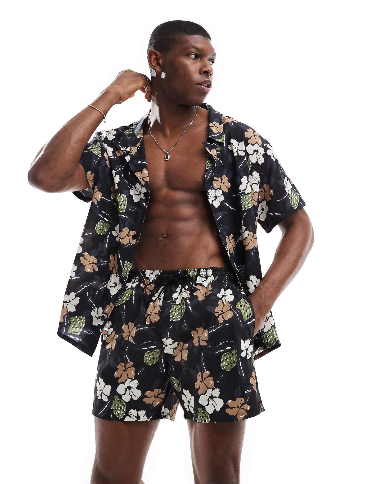 Плавательные шорты Boss с цветочным принтом черного цвета - часть комплекта 11290₽