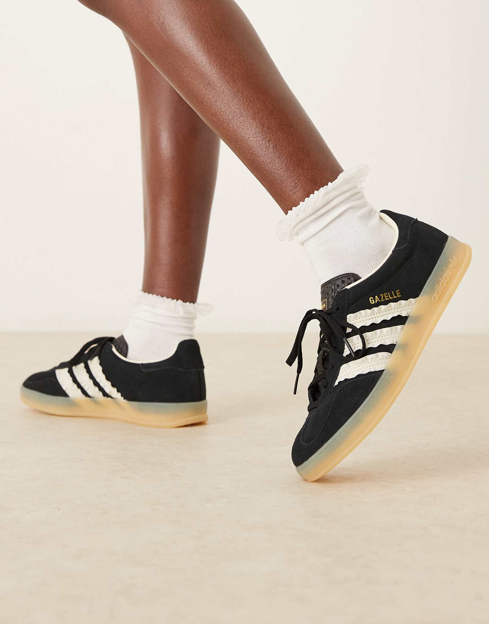 Домашние кроссовки adidas Originals Gazelle черного цвета с рюшами 24490₽