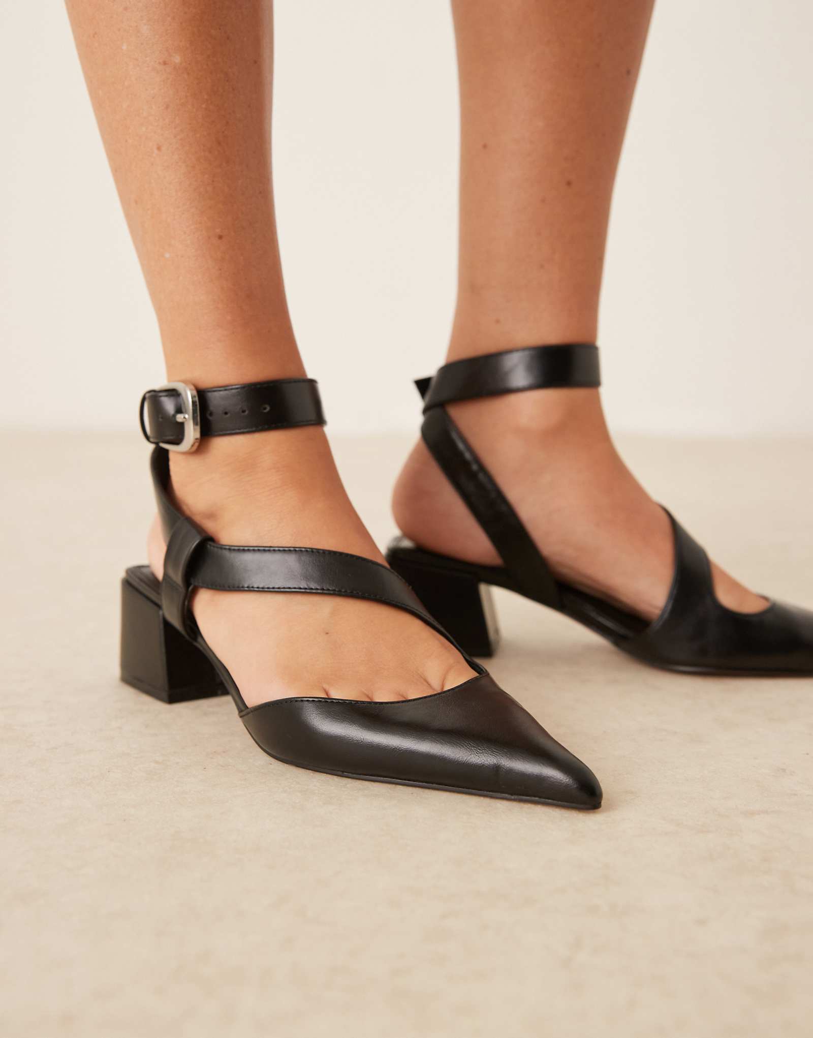 Черные туфли на среднем массивном каблуке ASOS DESIGN Skye с асимметричным ремешком 8190₽