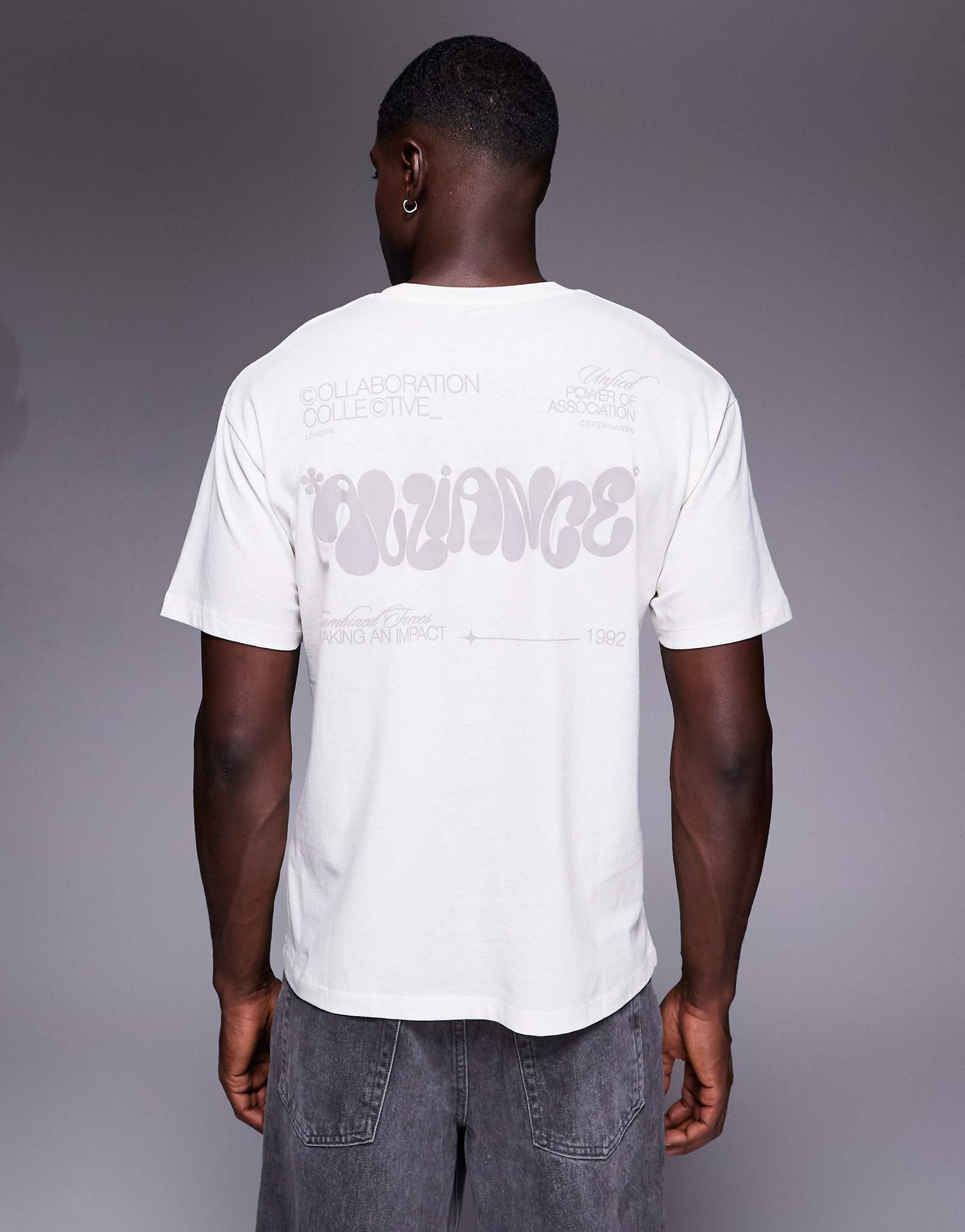 Футболка ADPT оверсайз кремового цвета с принтом Alliance на спине 5890₽